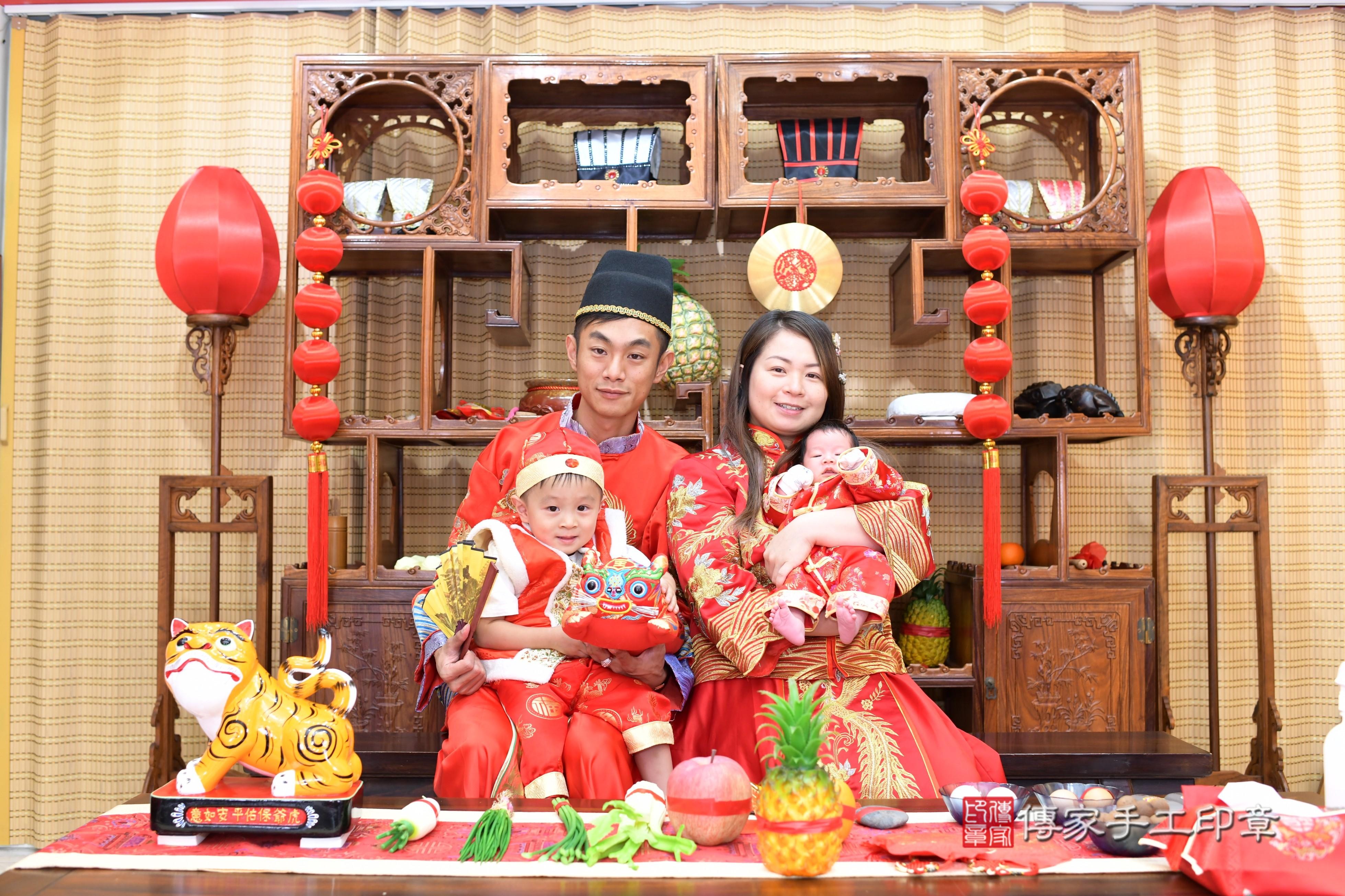 傳家手工印章台南店、抓周、度脺、中國風會場、傳家嬰兒古禮、吉祥話、抓周道具物品24種、拍照。抓周證書。寶寶抓周、滿周歲、生日快樂、祝福