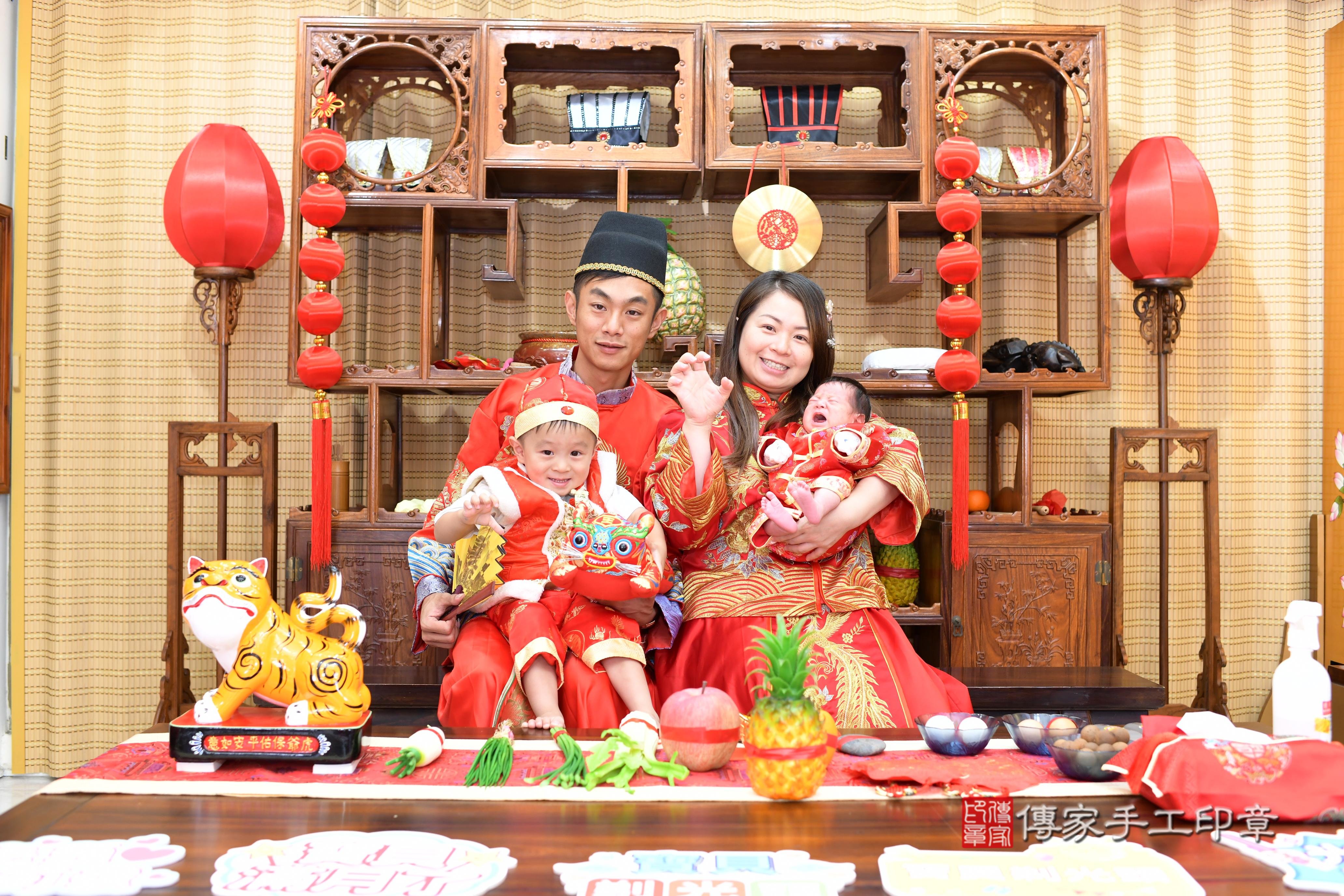 傳家手工印章台南店、抓周、度脺、中國風會場、傳家嬰兒古禮、吉祥話、抓周道具物品24種、拍照。抓周證書。寶寶抓周、滿周歲、生日快樂、祝福