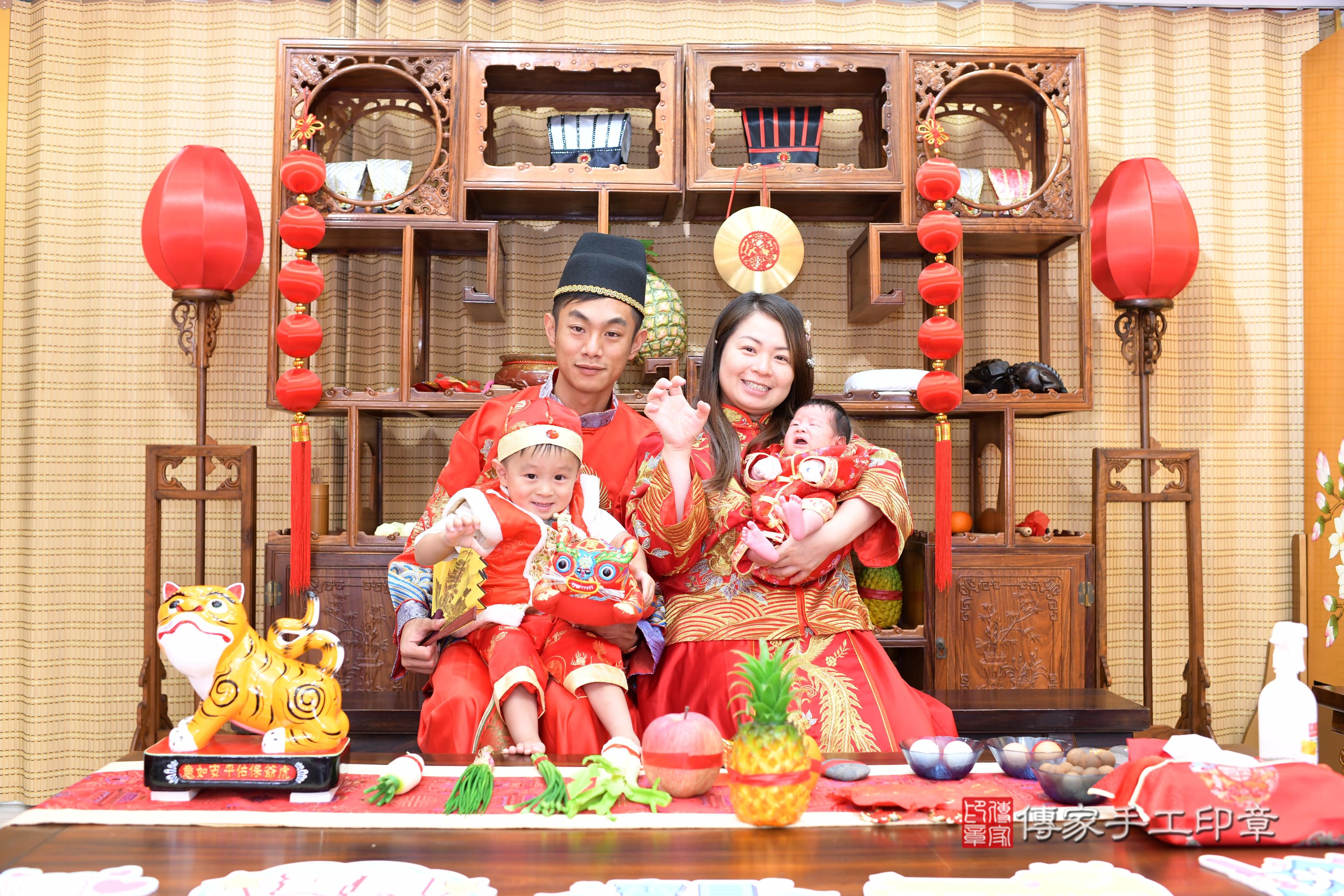 傳家手工印章台南店、抓周、度脺、中國風會場、傳家嬰兒古禮、吉祥話、抓周道具物品24種、拍照。抓周證書。寶寶抓周、滿周歲、生日快樂、祝福