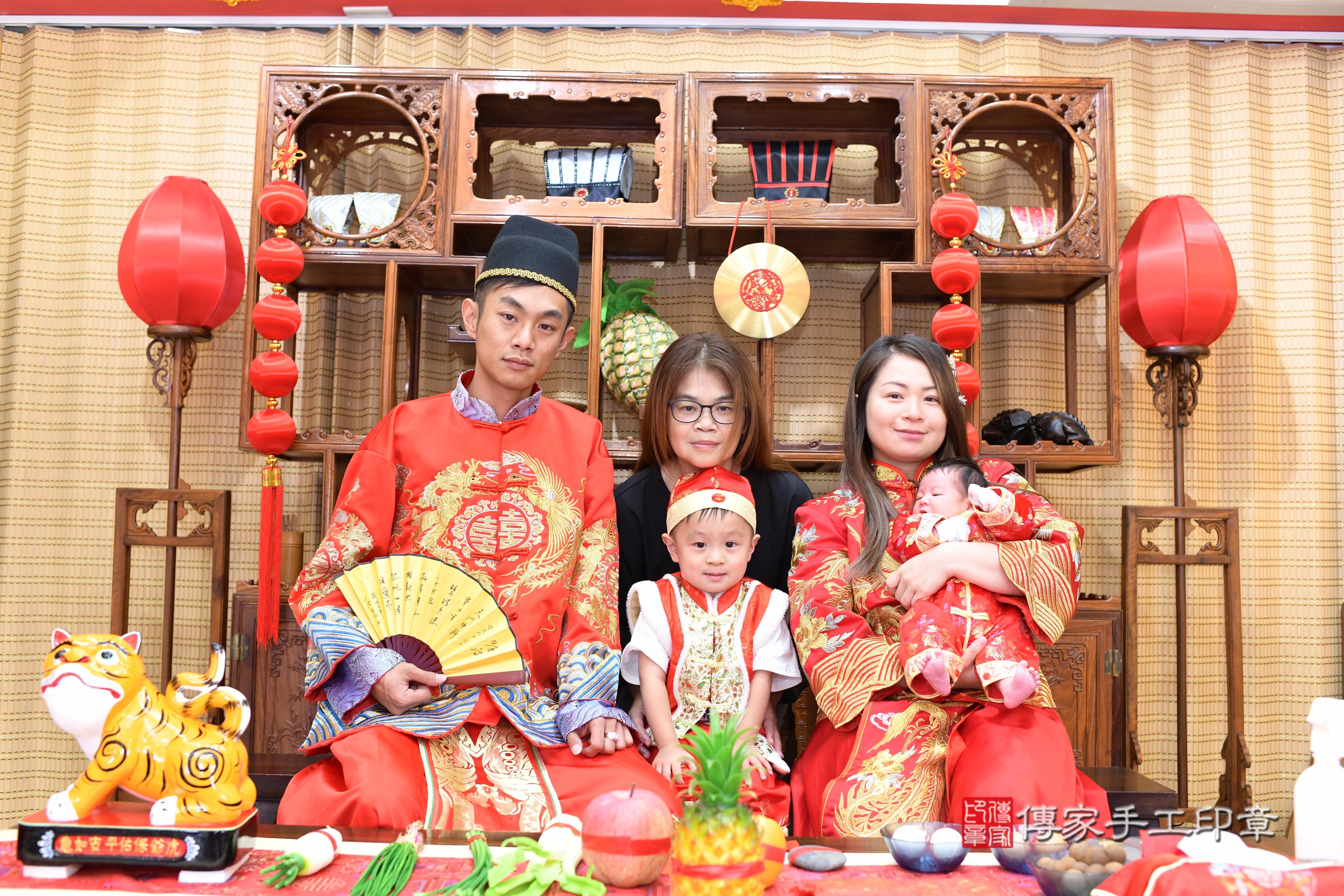傳家手工印章台南店、抓周、度脺、中國風會場、傳家嬰兒古禮、吉祥話、抓周道具物品24種、拍照。抓周證書。寶寶抓周、滿周歲、生日快樂、祝福