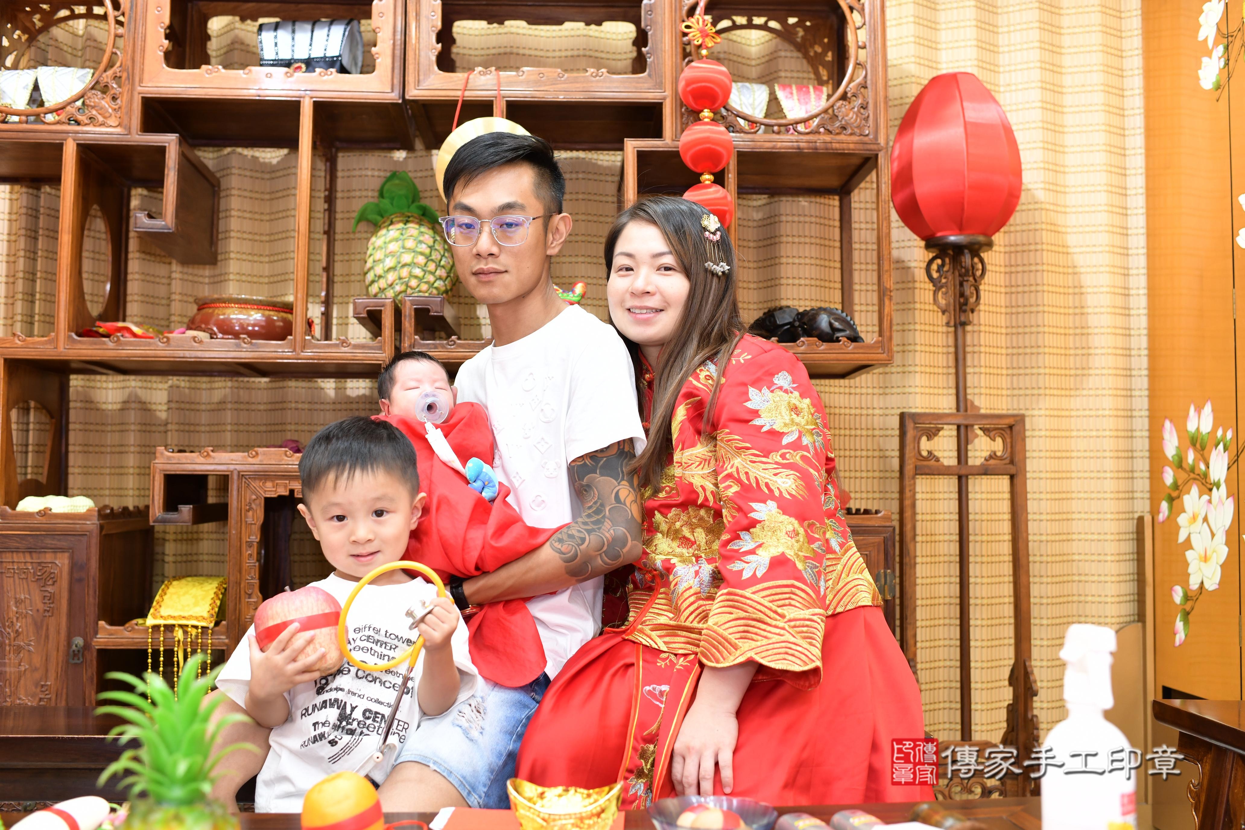 傳家手工印章台南店、抓周、度脺、中國風會場、傳家嬰兒古禮、吉祥話、抓周道具物品24種、拍照。抓周證書。寶寶抓周、滿周歲、生日快樂、祝福