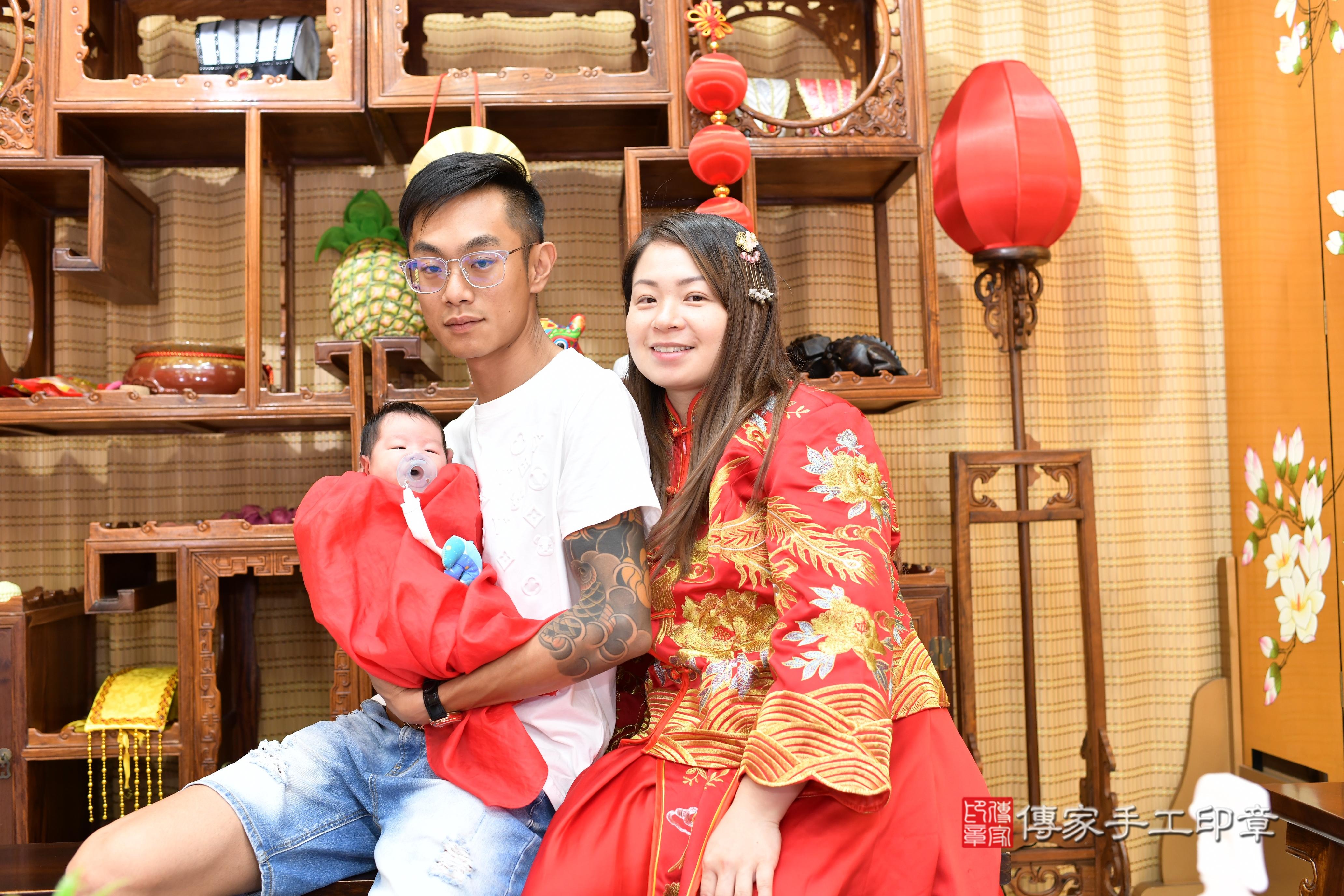 傳家手工印章台南店、抓周、度脺、中國風會場、傳家嬰兒古禮、吉祥話、抓周道具物品24種、拍照。抓周證書。寶寶抓周、滿周歲、生日快樂、祝福