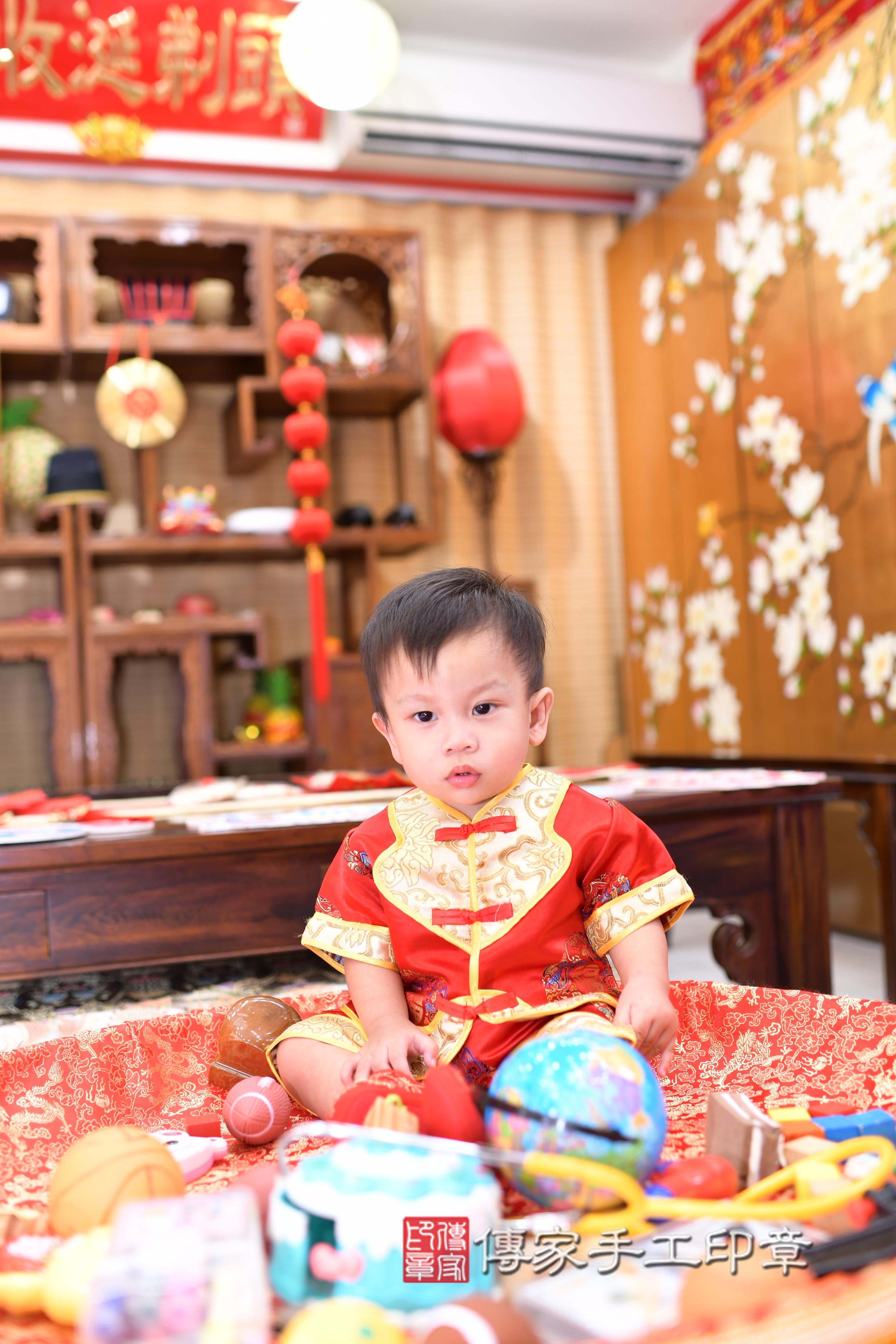 傳家手工印章台南店、抓周、度脺、中國風會場、傳家嬰兒古禮、吉祥話、抓周道具物品24種、拍照。抓周證書。寶寶抓周、滿周歲、生日快樂、祝福