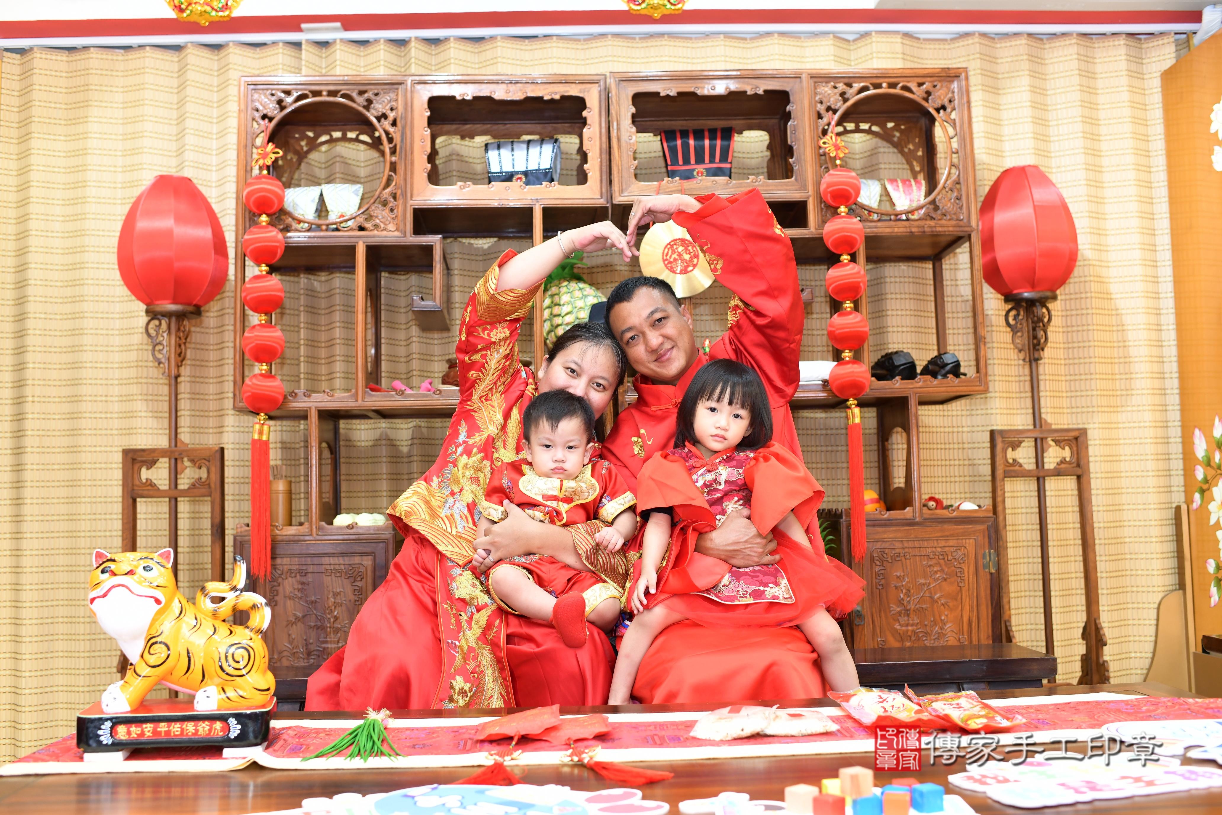 傳家手工印章台南店、抓周、度脺、中國風會場、傳家嬰兒古禮、吉祥話、抓周道具物品24種、拍照。抓周證書。寶寶抓周、滿周歲、生日快樂、祝福 傳家手工印章台南店、抓周、度脺、中國風會場、傳家嬰兒古禮、吉祥話、抓周道具物品24種、拍照。抓周證書。寶寶抓周、滿周歲、生日快樂、祝福