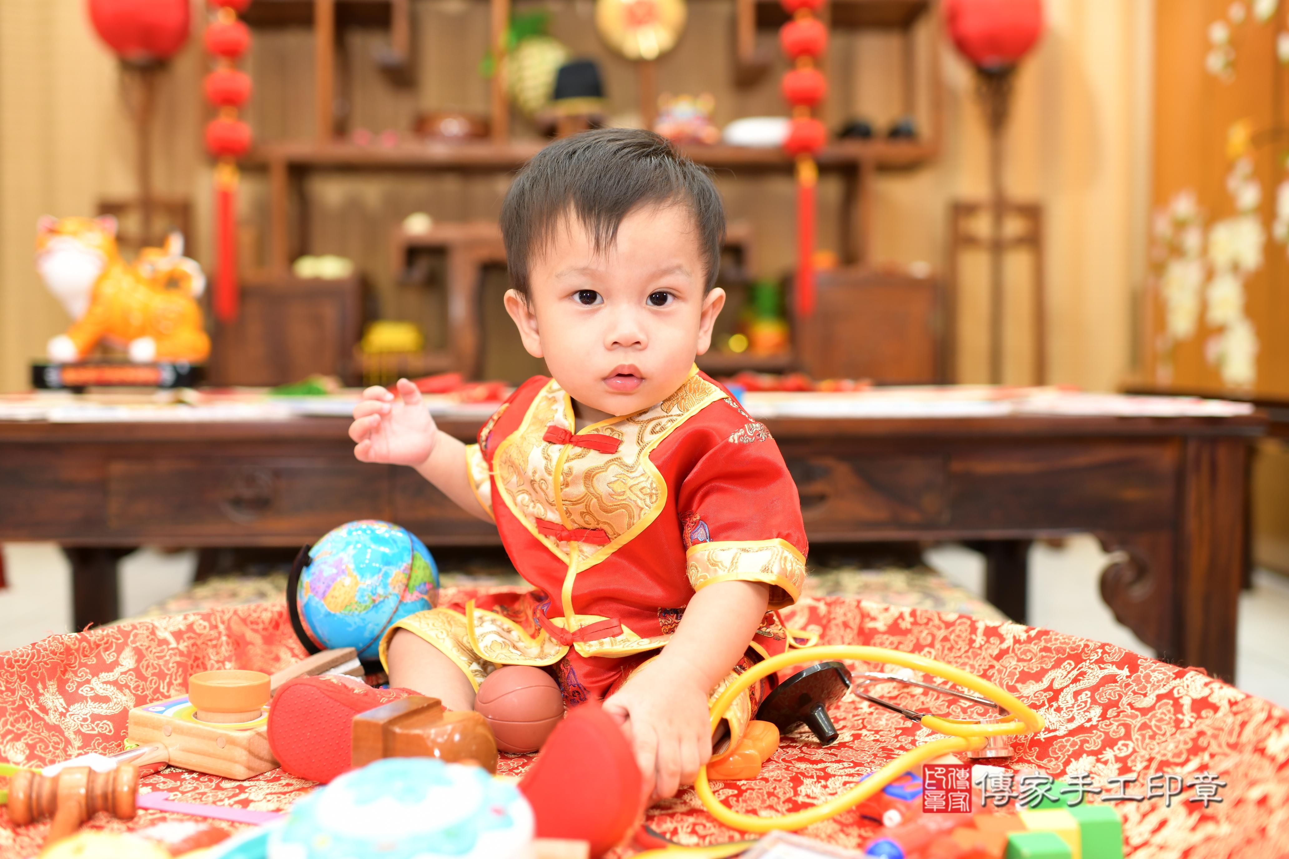 傳家手工印章台南店、抓周、度脺、中國風會場、傳家嬰兒古禮、吉祥話、抓周道具物品24種、拍照。抓周證書。寶寶抓周、滿周歲、生日快樂、祝福 傳家手工印章台南店、抓周、度脺、中國風會場、傳家嬰兒古禮、吉祥話、抓周道具物品24種、拍照。抓周證書。寶寶抓周、滿周歲、生日快樂、祝福