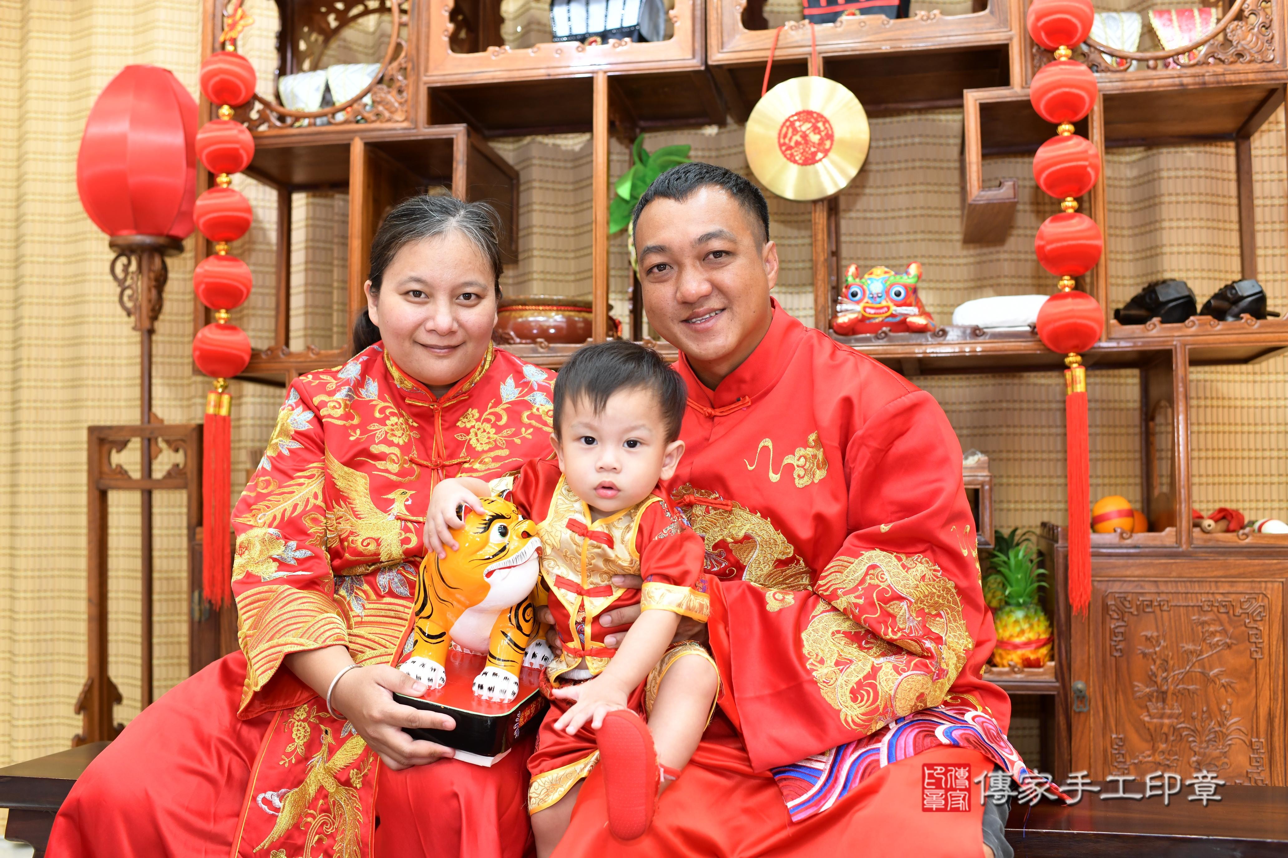 傳家手工印章台南店、抓周、度脺、中國風會場、傳家嬰兒古禮、吉祥話、抓周道具物品24種、拍照。抓周證書。寶寶抓周、滿周歲、生日快樂、祝福 傳家手工印章台南店、抓周、度脺、中國風會場、傳家嬰兒古禮、吉祥話、抓周道具物品24種、拍照。抓周證書。寶寶抓周、滿周歲、生日快樂、祝福