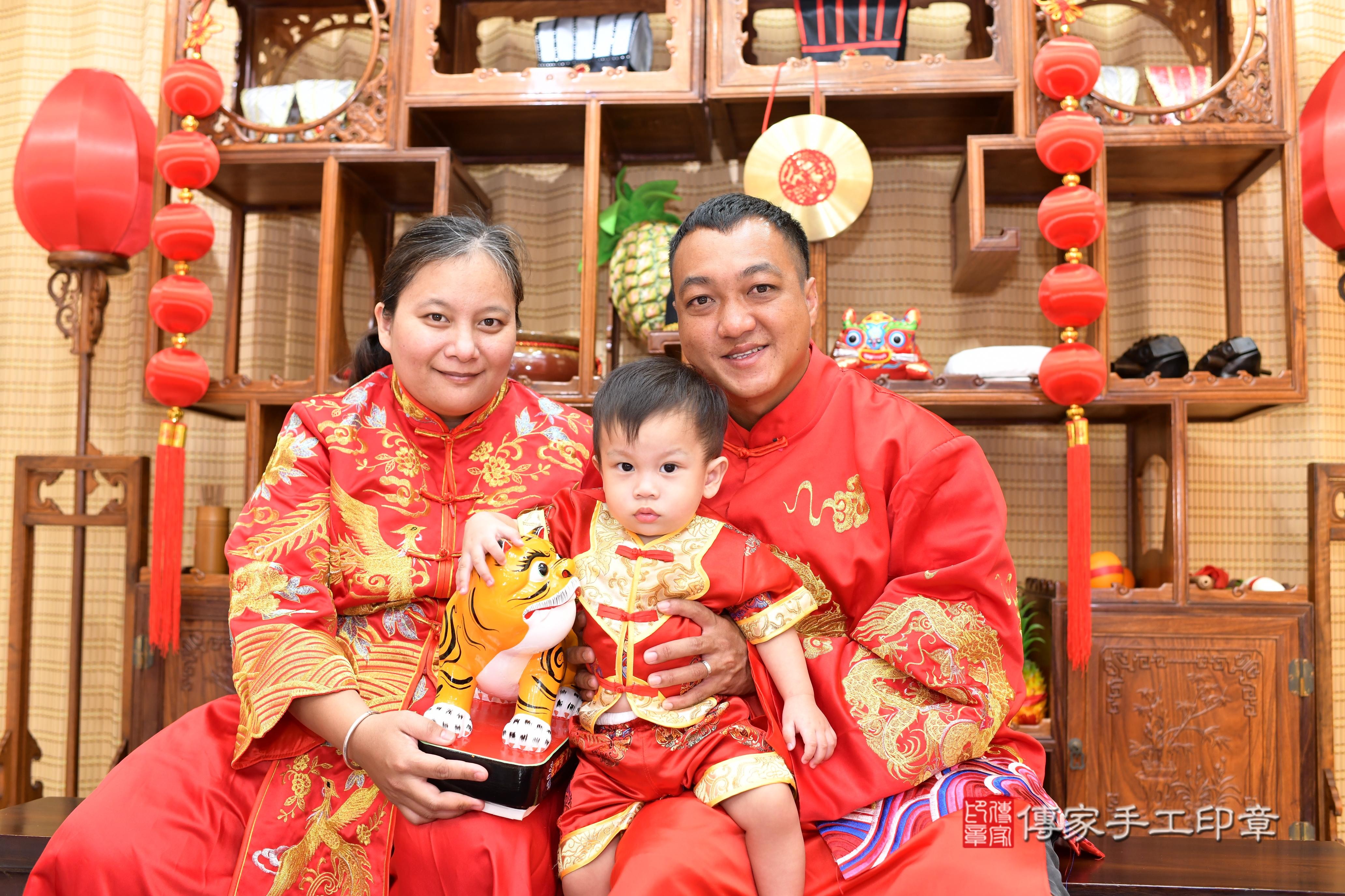 傳家手工印章台南店、抓周、度脺、中國風會場、傳家嬰兒古禮、吉祥話、抓周道具物品24種、拍照。抓周證書。寶寶抓周、滿周歲、生日快樂、祝福 傳家手工印章台南店、抓周、度脺、中國風會場、傳家嬰兒古禮、吉祥話、抓周道具物品24種、拍照。抓周證書。寶寶抓周、滿周歲、生日快樂、祝福