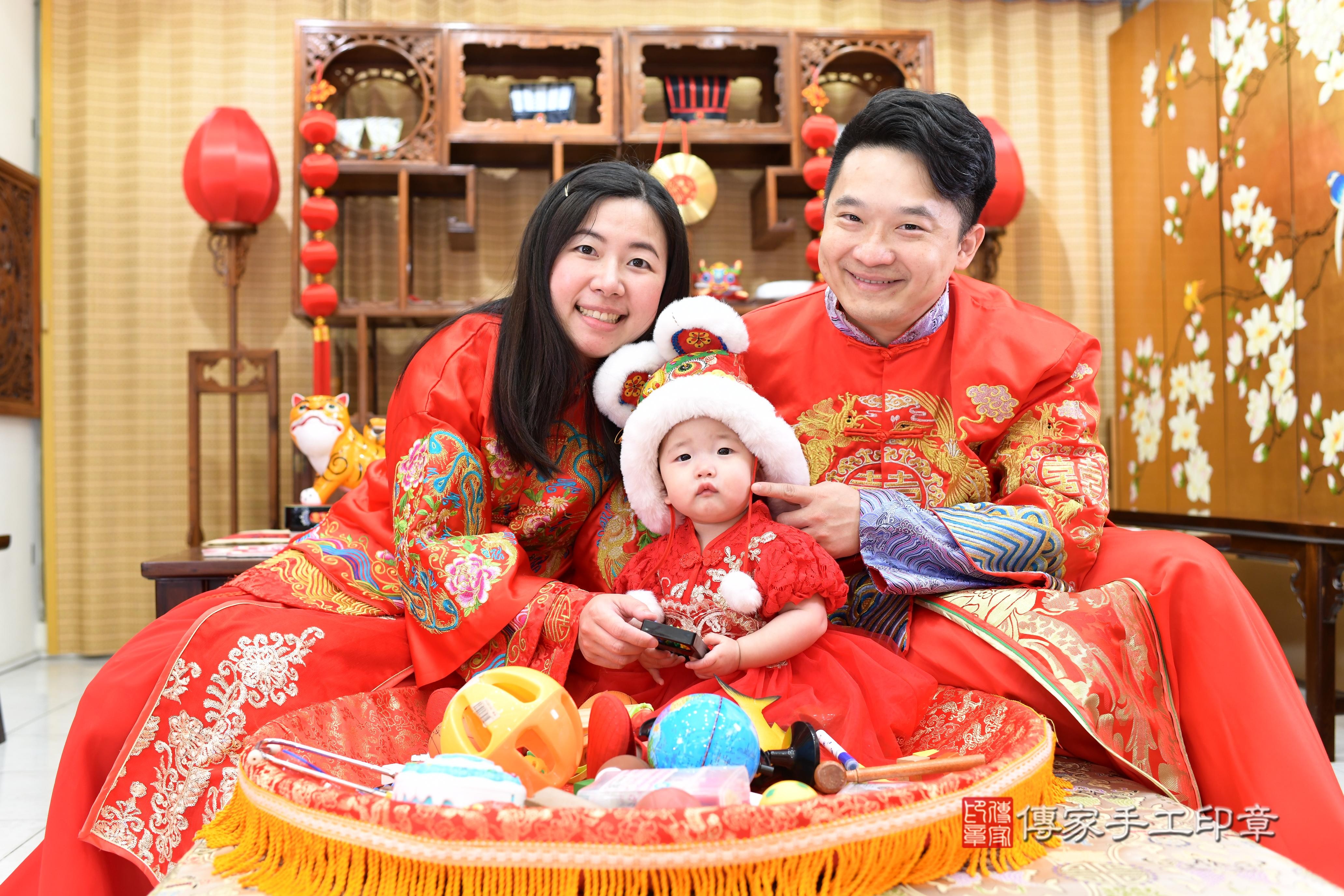 傳家手工印章台南店、抓周、度脺、中國風會場、傳家嬰兒古禮、吉祥話、抓周道具物品24種、拍照。抓周證書。寶寶抓周、滿周歲、生日快樂、祝福 傳家手工印章台南店、抓周、度脺、中國風會場、傳家嬰兒古禮、吉祥話、抓周道具物品24種、拍照。抓周證書。寶寶抓周、滿周歲、生日快樂、祝福