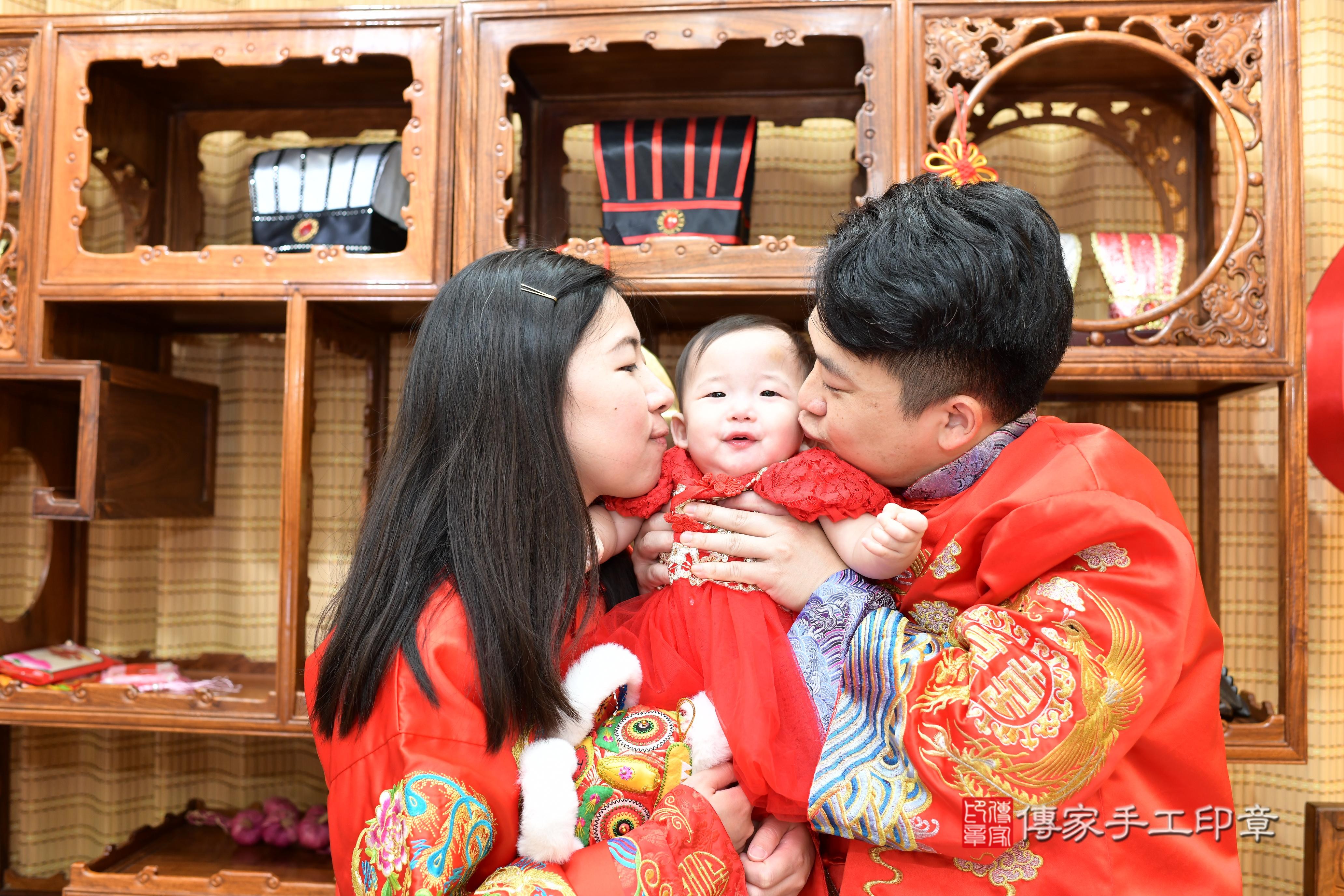 傳家手工印章台南店、抓周、度脺、中國風會場、傳家嬰兒古禮、吉祥話、抓周道具物品24種、拍照。抓周證書。寶寶抓周、滿周歲、生日快樂、祝福 傳家手工印章台南店、抓周、度脺、中國風會場、傳家嬰兒古禮、吉祥話、抓周道具物品24種、拍照。抓周證書。寶寶抓周、滿周歲、生日快樂、祝福