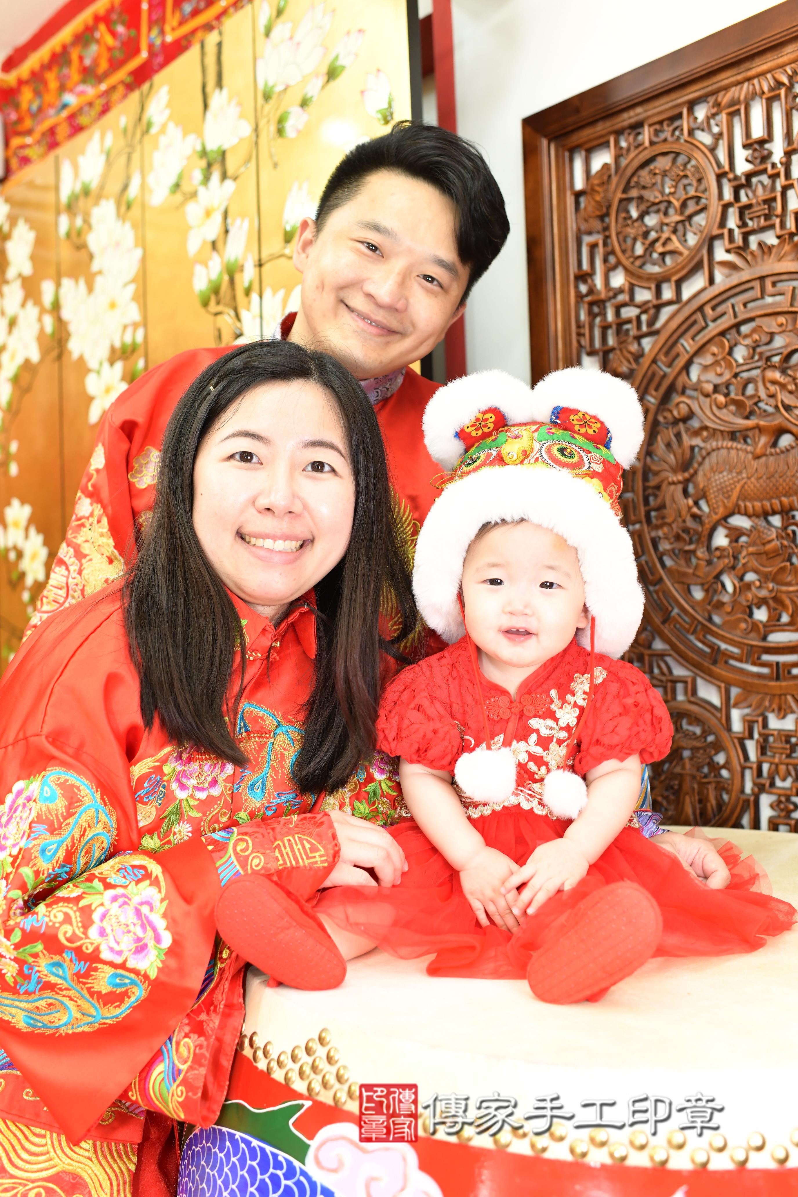 傳家手工印章台南店、抓周、度脺、中國風會場、傳家嬰兒古禮、吉祥話、抓周道具物品24種、拍照。抓周證書。寶寶抓周、滿周歲、生日快樂、祝福 傳家手工印章台南店、抓周、度脺、中國風會場、傳家嬰兒古禮、吉祥話、抓周道具物品24種、拍照。抓周證書。寶寶抓周、滿周歲、生日快樂、祝福