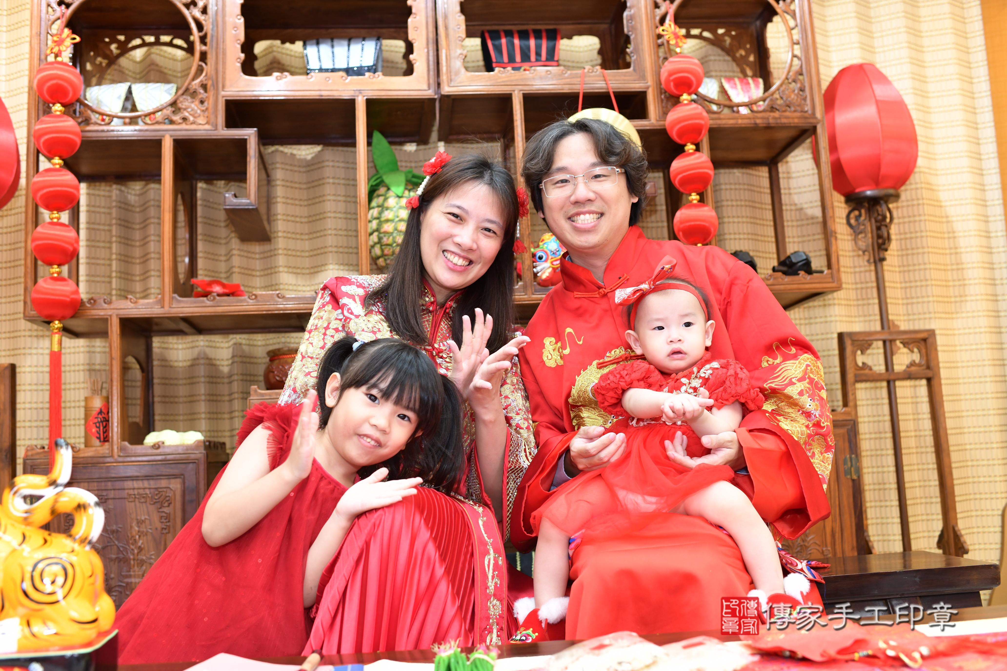 傳家手工印章台南店、抓周、度脺、中國風會場、傳家嬰兒古禮、吉祥話、抓周道具物品24種、拍照。抓周證書。寶寶抓周、滿周歲、生日快樂、祝福