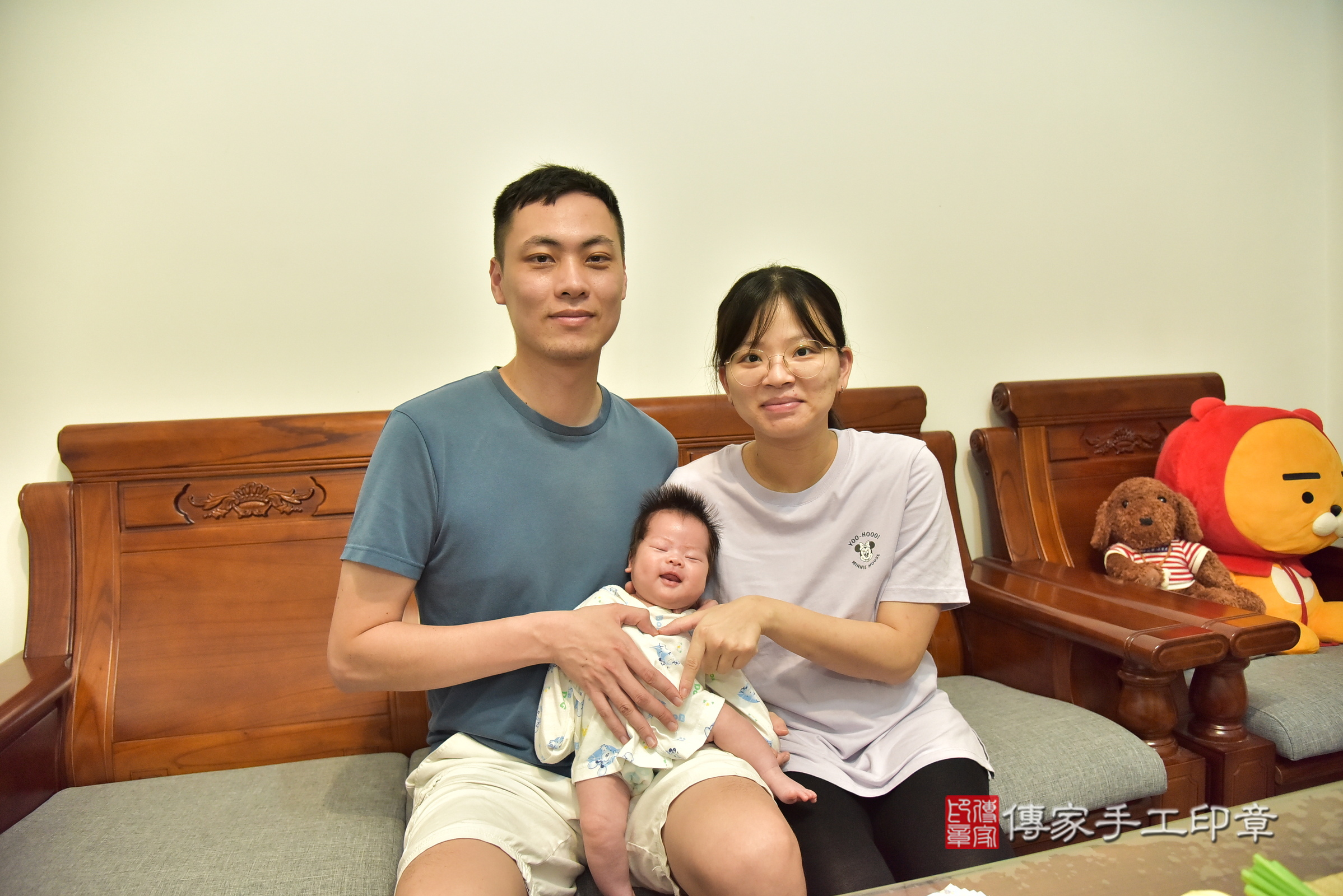 小妤寶寶(宜蘭縣蘇澳鎮到府嬰兒小妤寶寶滿月剃頭理髮、到府嬰兒剃胎毛儀式吉祥話)。到府剃頭剃胎毛主持、專業拍照、證書。★購買「臍帶章、肚臍章、胎毛筆刷印章」贈送：剃頭、收涎、抓周，三選一。2025.6.3，照片1