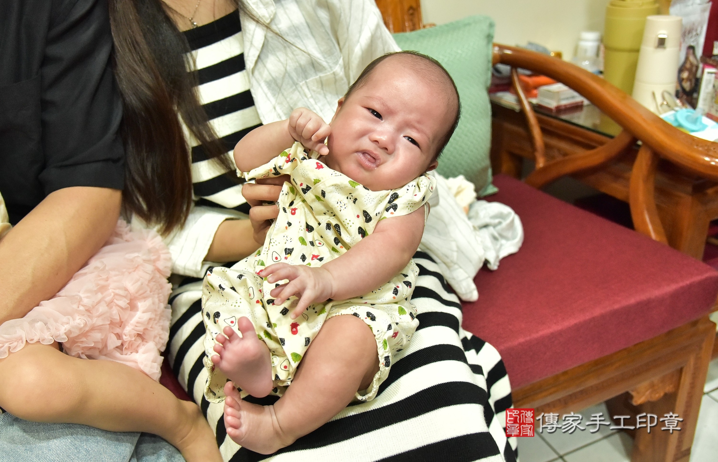 小宇寶寶(桃園市龜山區到府嬰兒小宇寶寶滿月剃頭理髮、到府嬰兒剃胎毛儀式吉祥話)。到府剃頭剃胎毛主持、專業拍照、證書。★購買「臍帶章、肚臍章、胎毛筆刷印章」贈送：剃頭、收涎、抓周，三選一。2025.6.8，照片3