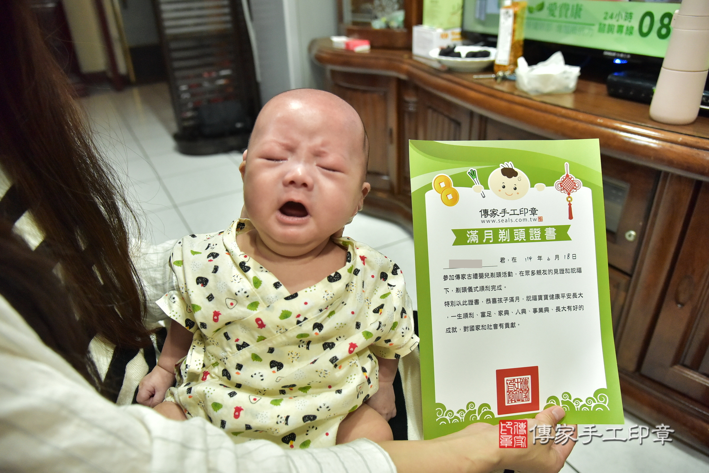 小宇寶寶(桃園市龜山區到府嬰兒小宇寶寶滿月剃頭理髮、到府嬰兒剃胎毛儀式吉祥話)。到府剃頭剃胎毛主持、專業拍照、證書。★購買「臍帶章、肚臍章、胎毛筆刷印章」贈送：剃頭、收涎、抓周，三選一。2025.6.8，照片9