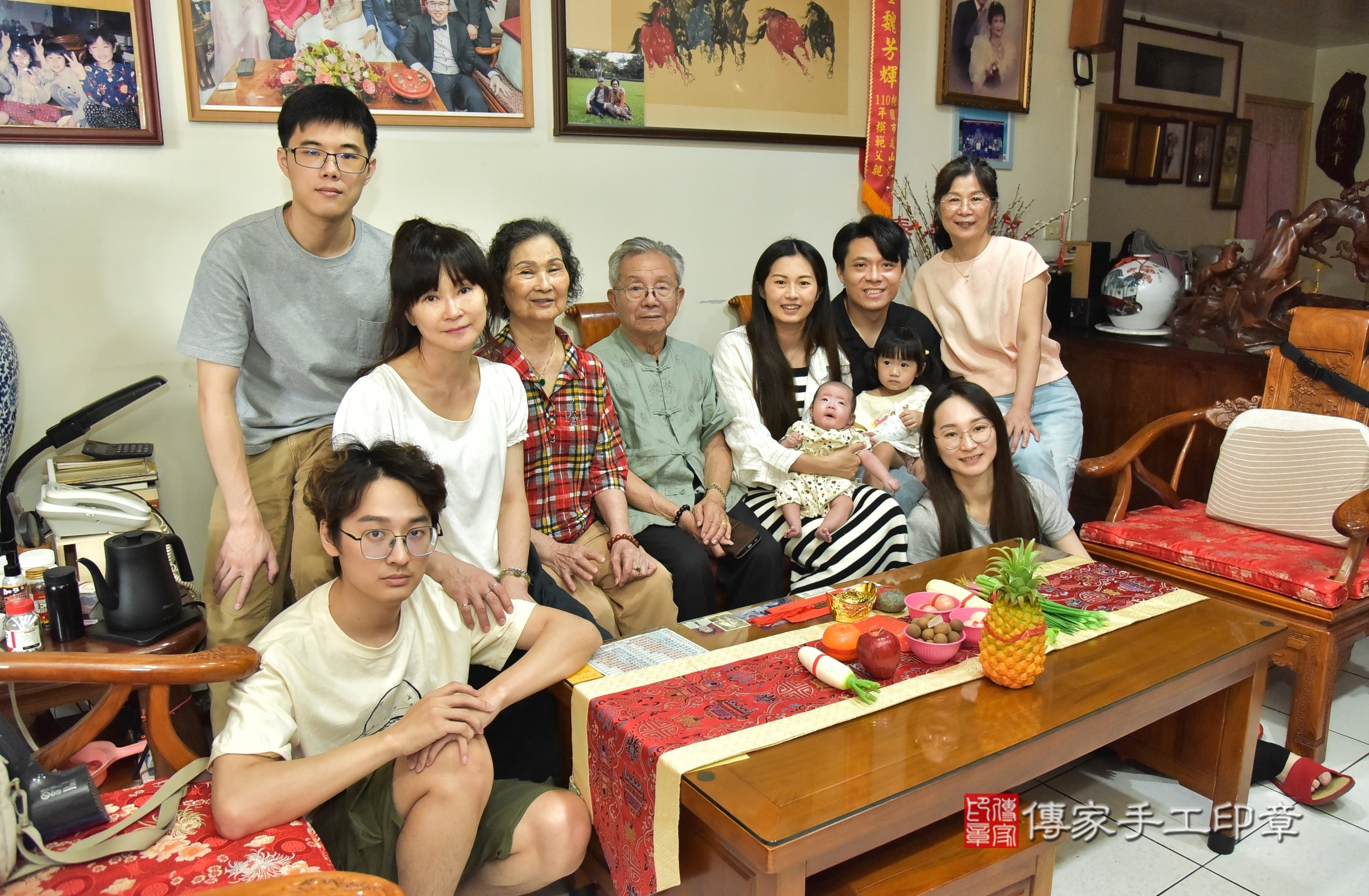 小宇寶寶(桃園市龜山區到府嬰兒小宇寶寶滿月剃頭理髮、到府嬰兒剃胎毛儀式吉祥話)。到府剃頭剃胎毛主持、專業拍照、證書。★購買「臍帶章、肚臍章、胎毛筆刷印章」贈送：剃頭、收涎、抓周，三選一。2025.6.8，照片1