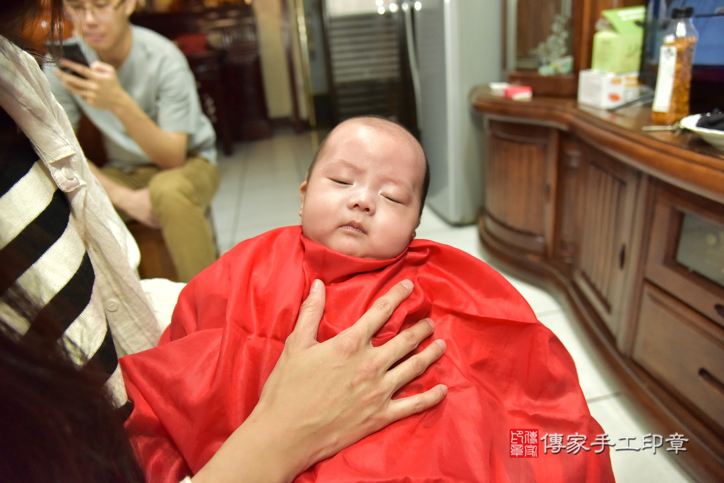 小宇寶寶(桃園市龜山區到府嬰兒小宇寶寶滿月剃頭理髮、到府嬰兒剃胎毛儀式吉祥話)。到府剃頭剃胎毛主持、專業拍照、證書。★購買「臍帶章、肚臍章、胎毛筆刷印章」贈送：剃頭、收涎、抓周，三選一。2025.6.8，照片8