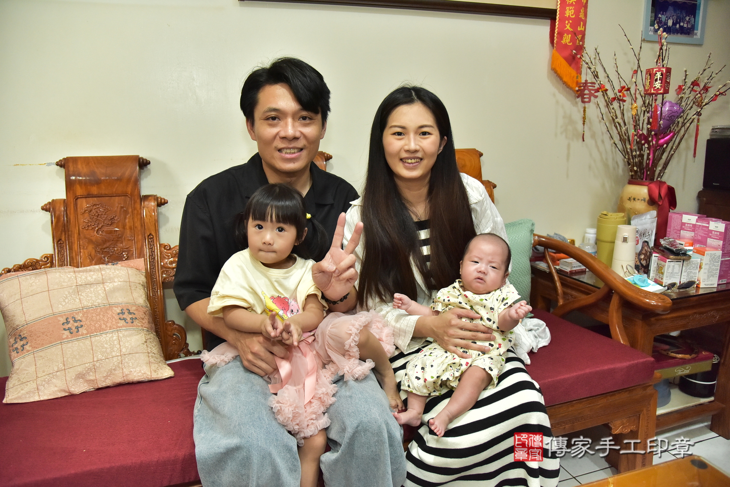 小宇寶寶(桃園市龜山區到府嬰兒小宇寶寶滿月剃頭理髮、到府嬰兒剃胎毛儀式吉祥話)。到府剃頭剃胎毛主持、專業拍照、證書。★購買「臍帶章、肚臍章、胎毛筆刷印章」贈送：剃頭、收涎、抓周，三選一。2025.6.8，照片2
