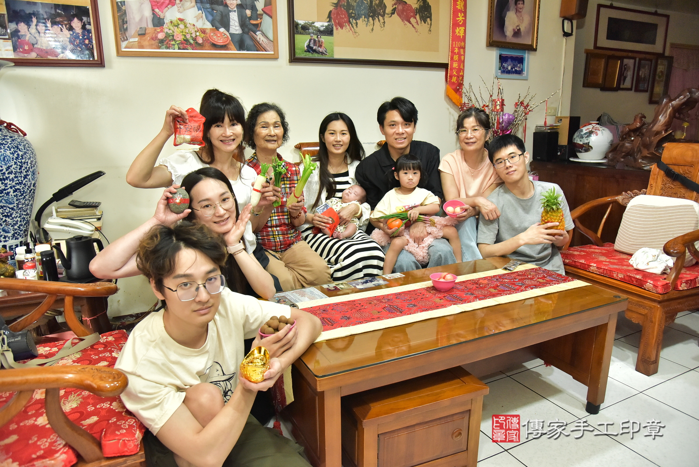 小宇寶寶(桃園市龜山區到府嬰兒小宇寶寶滿月剃頭理髮、到府嬰兒剃胎毛儀式吉祥話)。到府剃頭剃胎毛主持、專業拍照、證書。★購買「臍帶章、肚臍章、胎毛筆刷印章」贈送：剃頭、收涎、抓周，三選一。2025.6.8，照片6