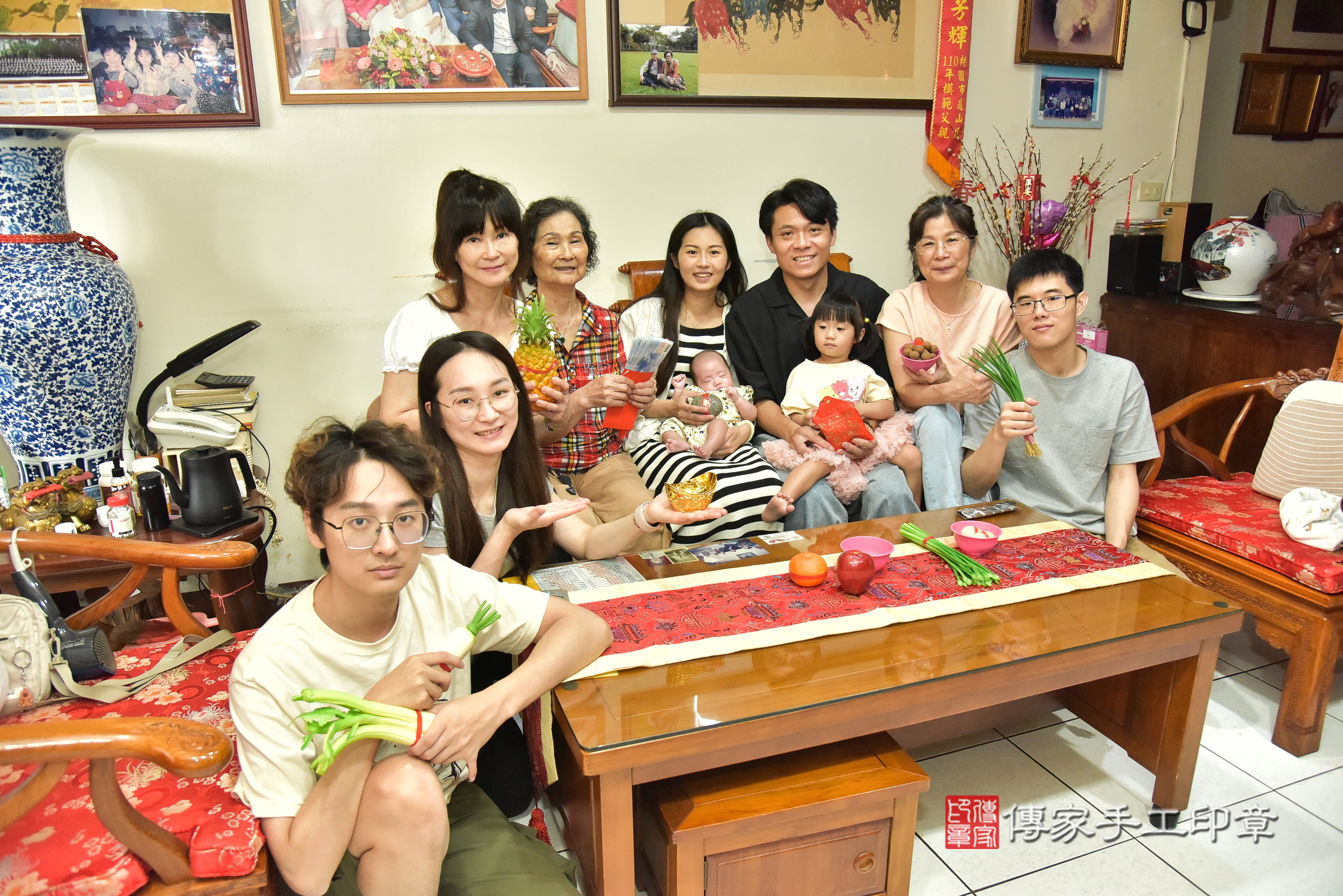 小宇寶寶(桃園市龜山區到府嬰兒小宇寶寶滿月剃頭理髮、到府嬰兒剃胎毛儀式吉祥話)。到府剃頭剃胎毛主持、專業拍照、證書。★購買「臍帶章、肚臍章、胎毛筆刷印章」贈送：剃頭、收涎、抓周，三選一。2025.6.8，照片5