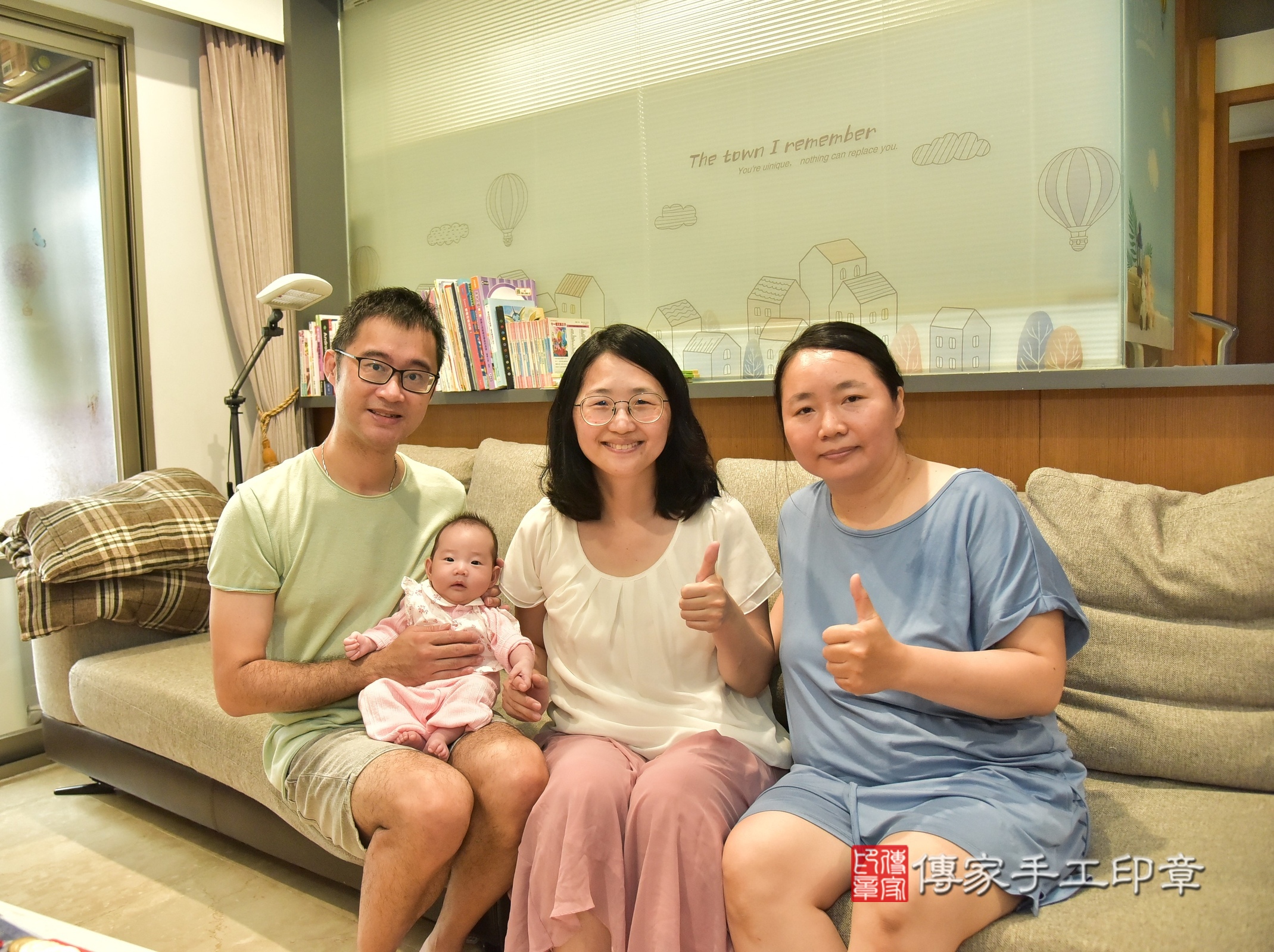 彤彤寶寶(新北市中和區到府嬰兒彤彤寶寶滿月剃頭理髮、到府嬰兒剃胎毛儀式吉祥話)。到府剃頭剃胎毛主持、專業拍照、證書。★購買「臍帶章、肚臍章、胎毛筆刷印章」贈送：剃頭、收涎、抓周，三選一。2025.6.9，照片1