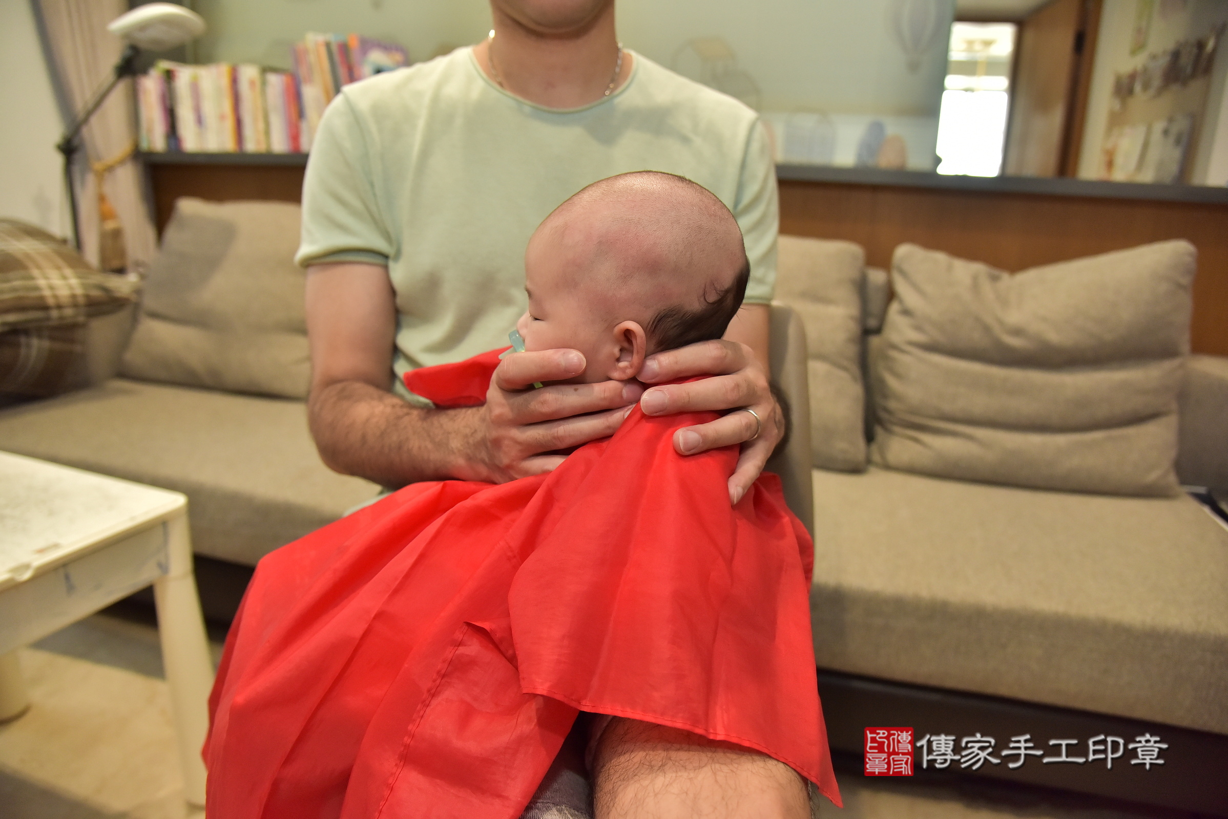 彤彤寶寶(新北市中和區到府嬰兒彤彤寶寶滿月剃頭理髮、到府嬰兒剃胎毛儀式吉祥話)。到府剃頭剃胎毛主持、專業拍照、證書。★購買「臍帶章、肚臍章、胎毛筆刷印章」贈送：剃頭、收涎、抓周，三選一。2025.6.9，照片11