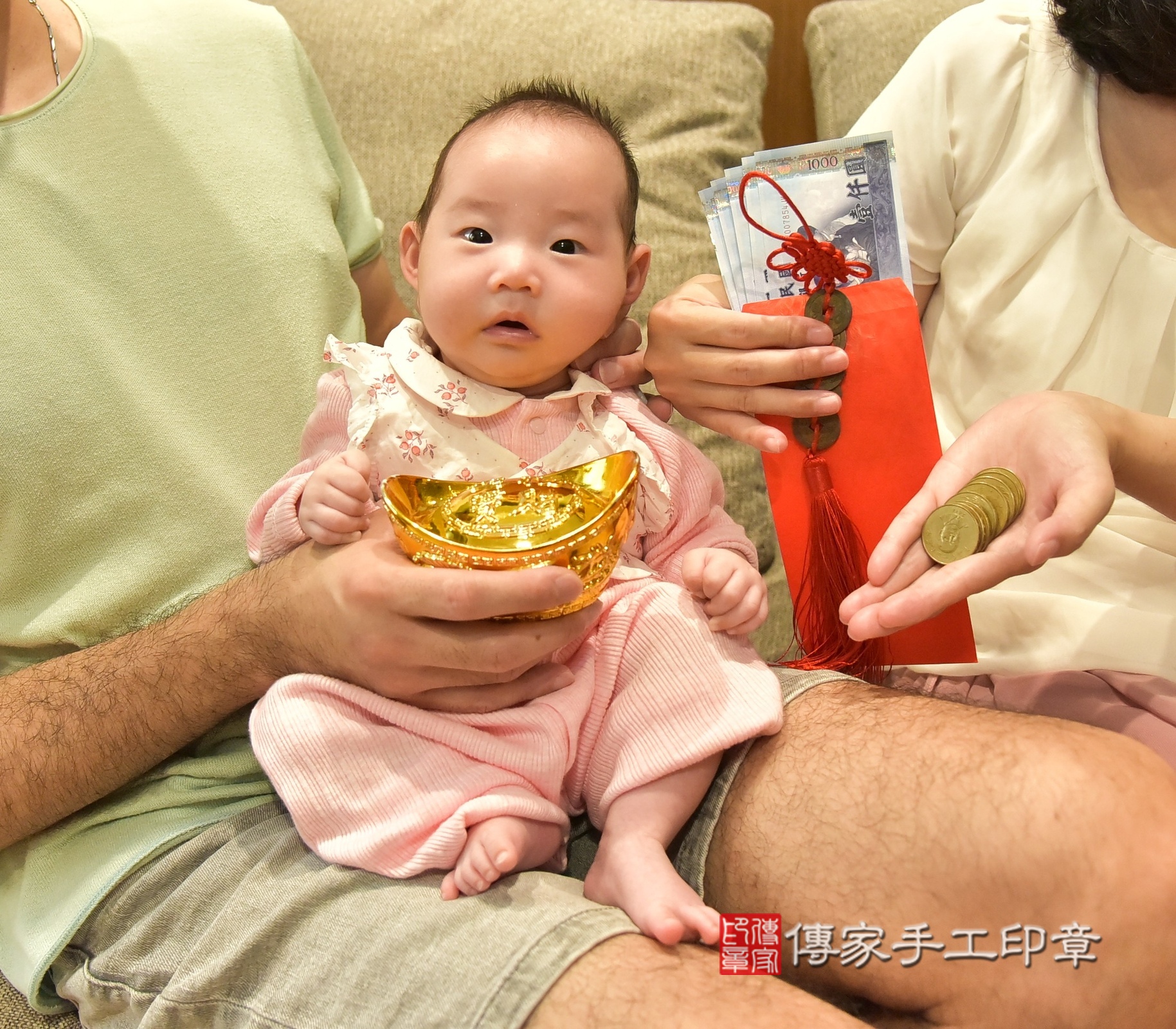 彤彤寶寶(新北市中和區到府嬰兒彤彤寶寶滿月剃頭理髮、到府嬰兒剃胎毛儀式吉祥話)。到府剃頭剃胎毛主持、專業拍照、證書。★購買「臍帶章、肚臍章、胎毛筆刷印章」贈送：剃頭、收涎、抓周，三選一。2025.6.9，照片10