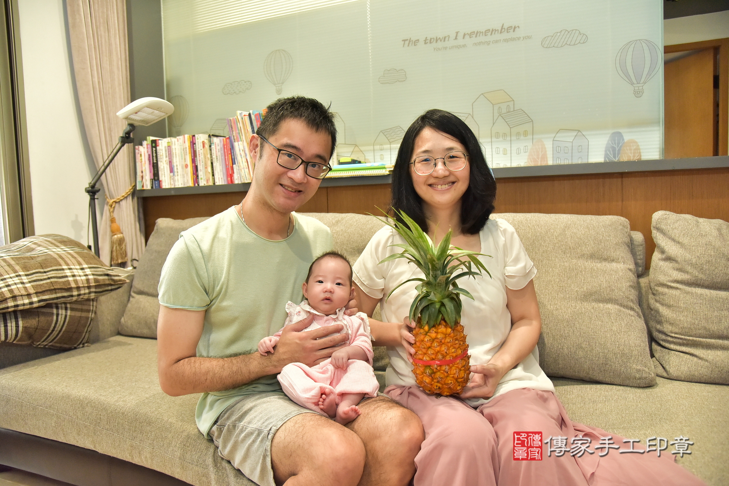 彤彤寶寶(新北市中和區到府嬰兒彤彤寶寶滿月剃頭理髮、到府嬰兒剃胎毛儀式吉祥話)。到府剃頭剃胎毛主持、專業拍照、證書。★購買「臍帶章、肚臍章、胎毛筆刷印章」贈送：剃頭、收涎、抓周，三選一。2025.6.9，照片6