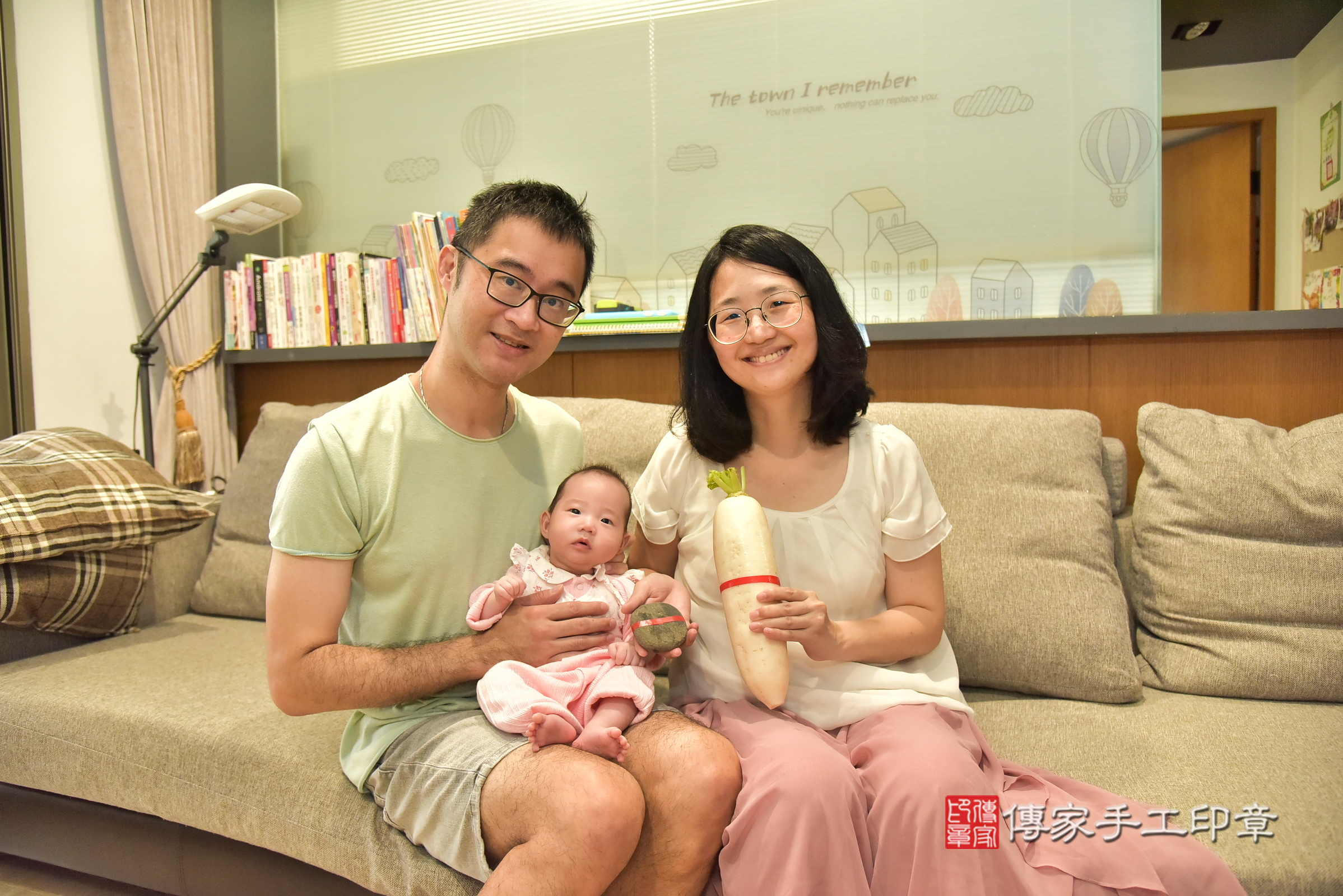 彤彤寶寶(新北市中和區到府嬰兒彤彤寶寶滿月剃頭理髮、到府嬰兒剃胎毛儀式吉祥話)。到府剃頭剃胎毛主持、專業拍照、證書。★購買「臍帶章、肚臍章、胎毛筆刷印章」贈送：剃頭、收涎、抓周，三選一。2025.6.9，照片7