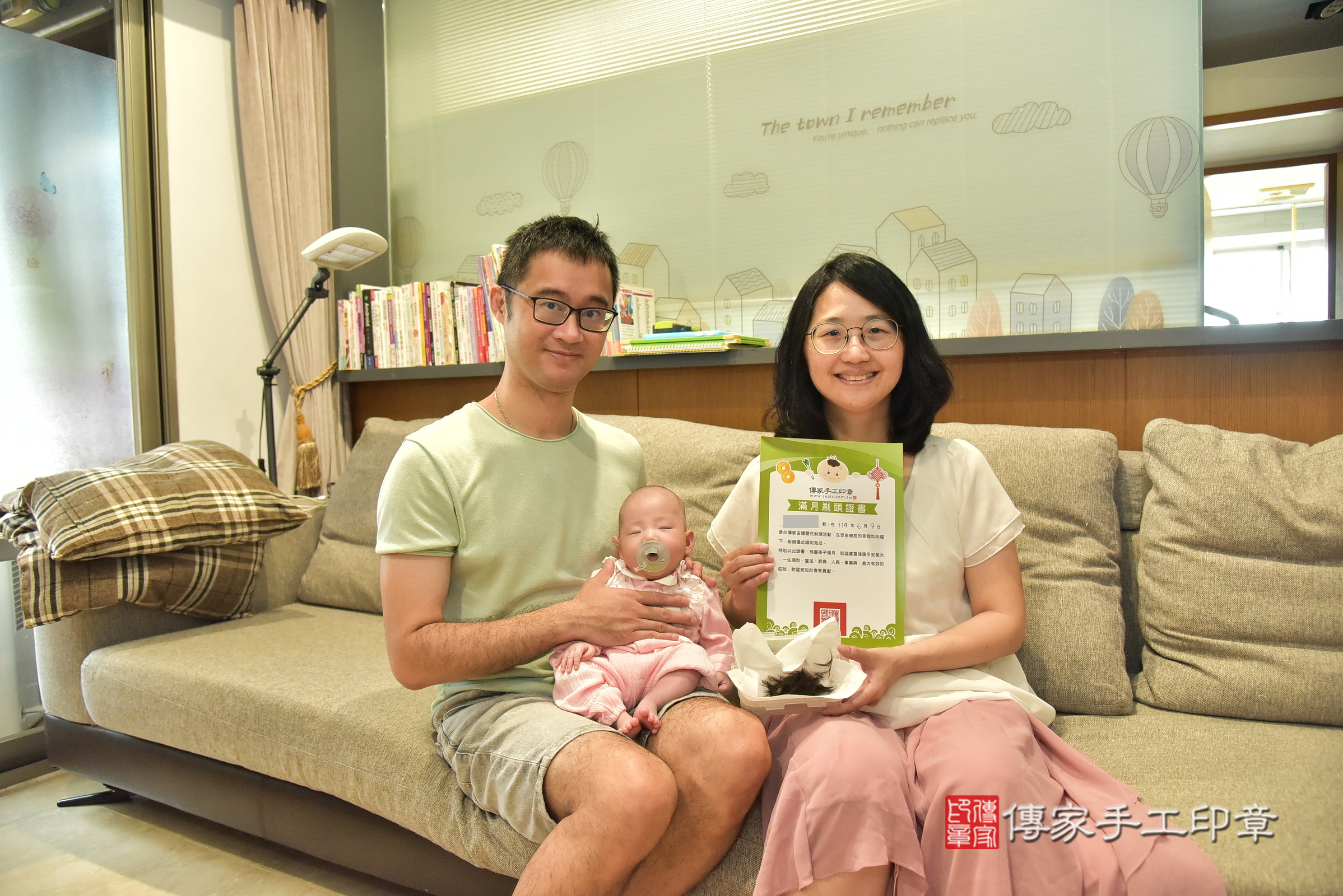 彤彤寶寶(新北市中和區到府嬰兒彤彤寶寶滿月剃頭理髮、到府嬰兒剃胎毛儀式吉祥話)。到府剃頭剃胎毛主持、專業拍照、證書。★購買「臍帶章、肚臍章、胎毛筆刷印章」贈送：剃頭、收涎、抓周，三選一。2025.6.9，照片13