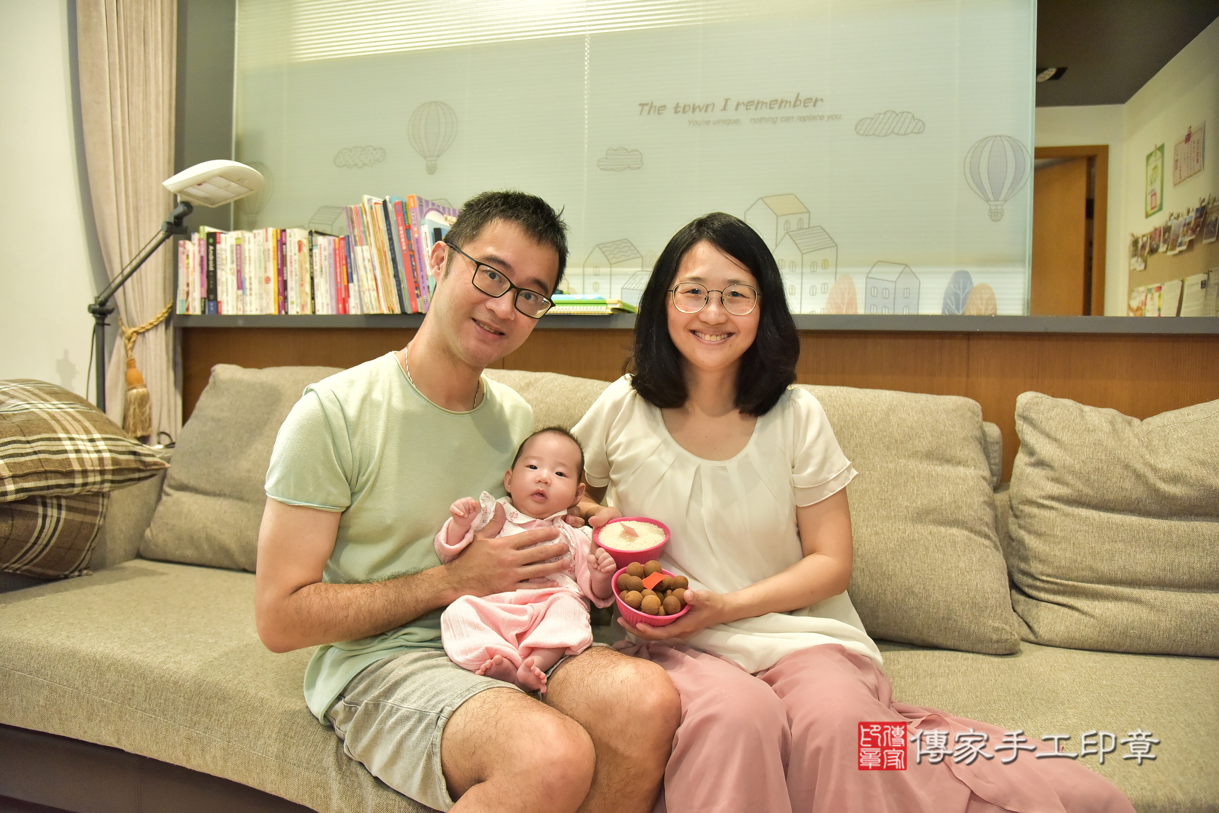 彤彤寶寶(新北市中和區到府嬰兒彤彤寶寶滿月剃頭理髮、到府嬰兒剃胎毛儀式吉祥話)。到府剃頭剃胎毛主持、專業拍照、證書。★購買「臍帶章、肚臍章、胎毛筆刷印章」贈送：剃頭、收涎、抓周，三選一。2025.6.9，照片4