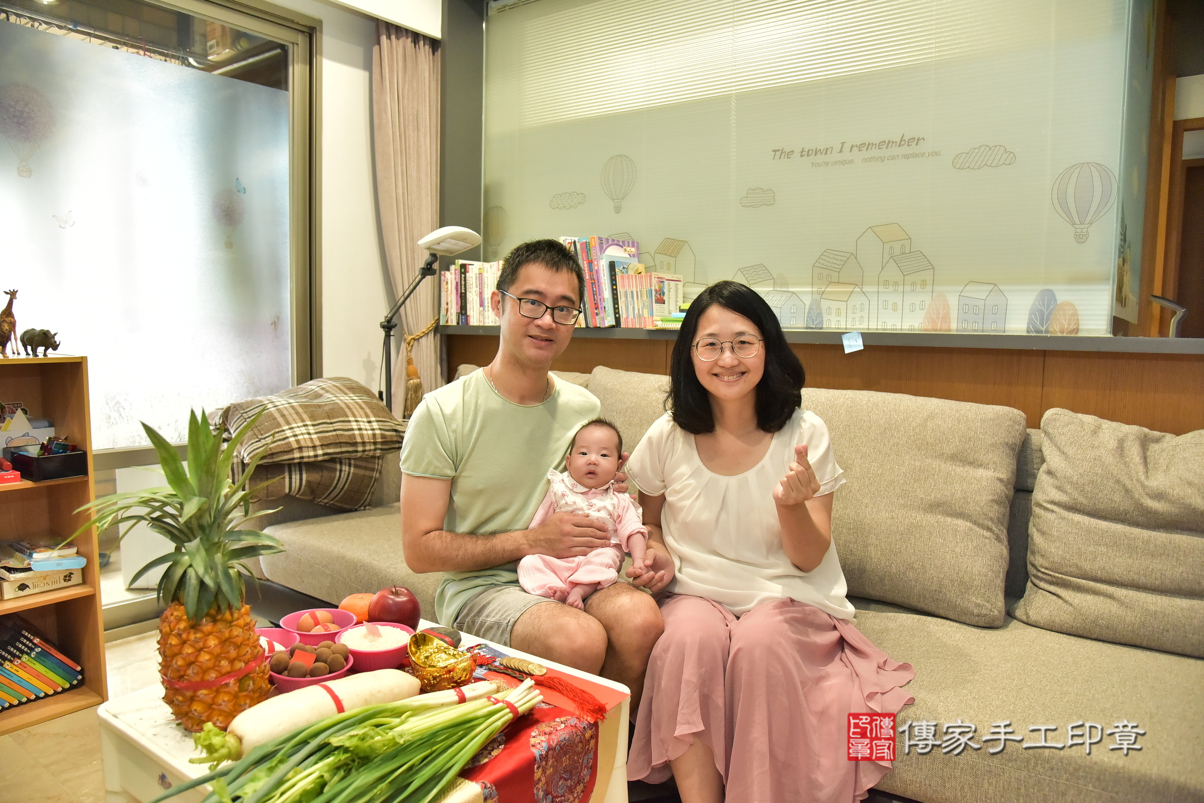 彤彤寶寶(新北市中和區到府嬰兒彤彤寶寶滿月剃頭理髮、到府嬰兒剃胎毛儀式吉祥話)。到府剃頭剃胎毛主持、專業拍照、證書。★購買「臍帶章、肚臍章、胎毛筆刷印章」贈送：剃頭、收涎、抓周，三選一。2025.6.9，照片2