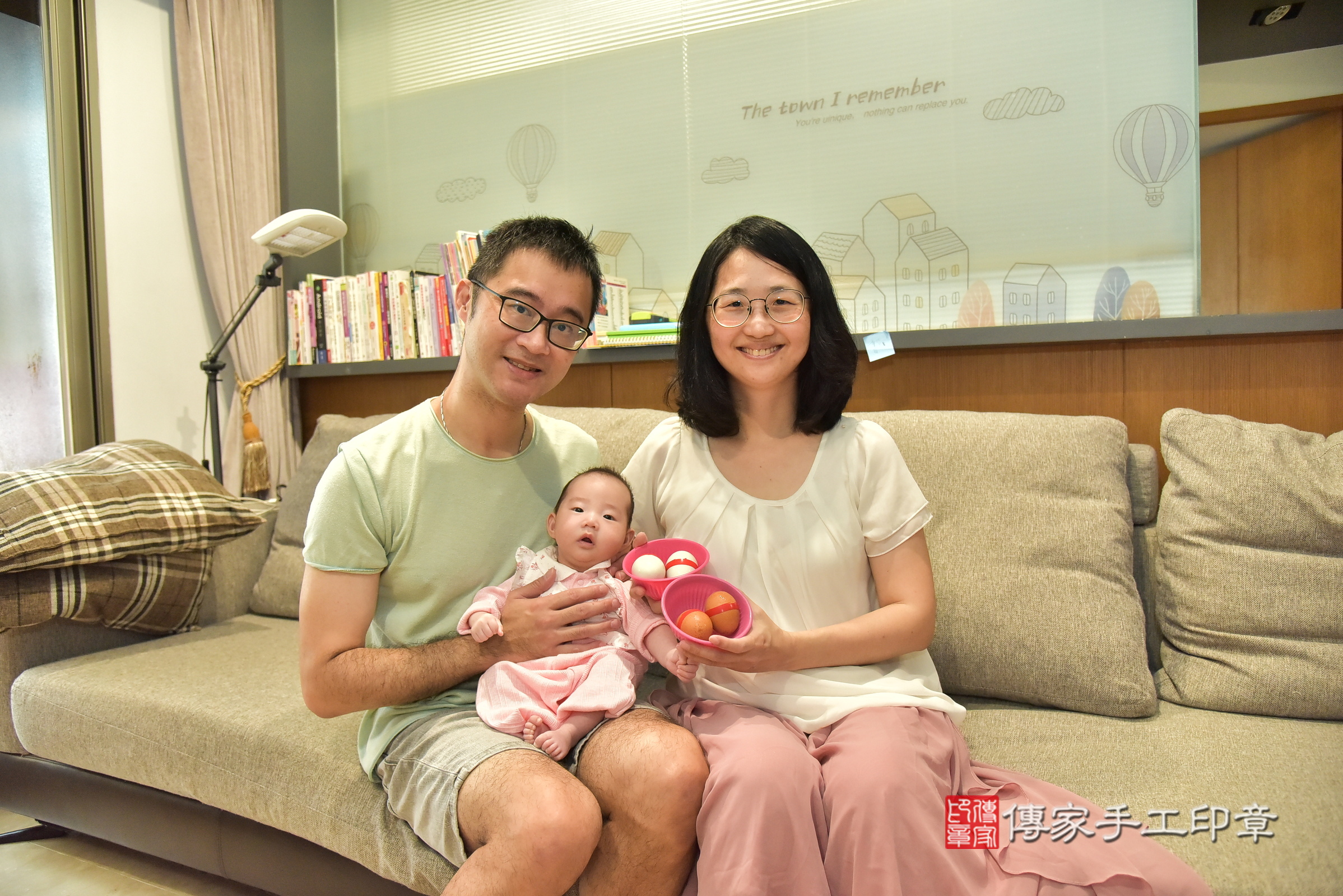 彤彤寶寶(新北市中和區到府嬰兒彤彤寶寶滿月剃頭理髮、到府嬰兒剃胎毛儀式吉祥話)。到府剃頭剃胎毛主持、專業拍照、證書。★購買「臍帶章、肚臍章、胎毛筆刷印章」贈送：剃頭、收涎、抓周，三選一。2025.6.9，照片3