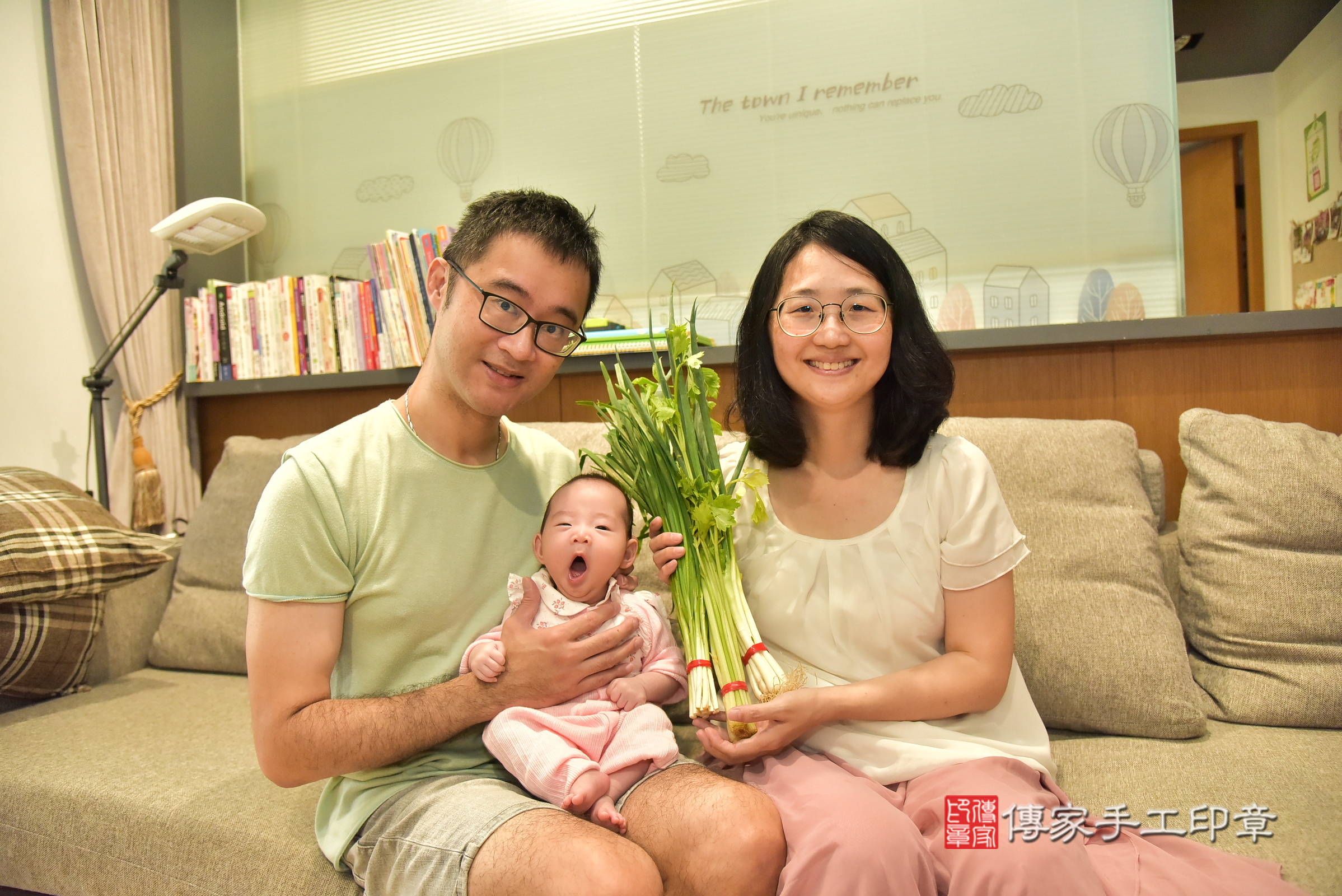 彤彤寶寶(新北市中和區到府嬰兒彤彤寶寶滿月剃頭理髮、到府嬰兒剃胎毛儀式吉祥話)。到府剃頭剃胎毛主持、專業拍照、證書。★購買「臍帶章、肚臍章、胎毛筆刷印章」贈送：剃頭、收涎、抓周，三選一。2025.6.9，照片8