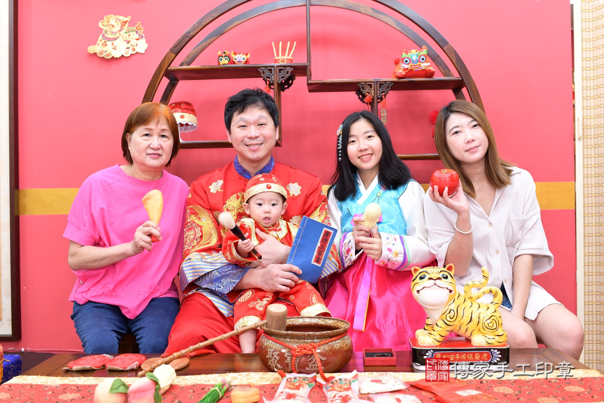 新北市永和區小勛寶寶抓周推薦:傳家新北店抓周度脺中國風會場,嬰兒古禮抓周流程儀式吉祥話、抓周道具物品24種、拍照。抓周證書。2025.6.1,照片17 新北市永和區小勛寶寶抓周推薦:傳家新北店抓周度脺中國風會場,嬰兒古禮抓周流程儀式吉祥話、抓周道具物品24種、拍照。抓周證書。2025.6.1,照片17