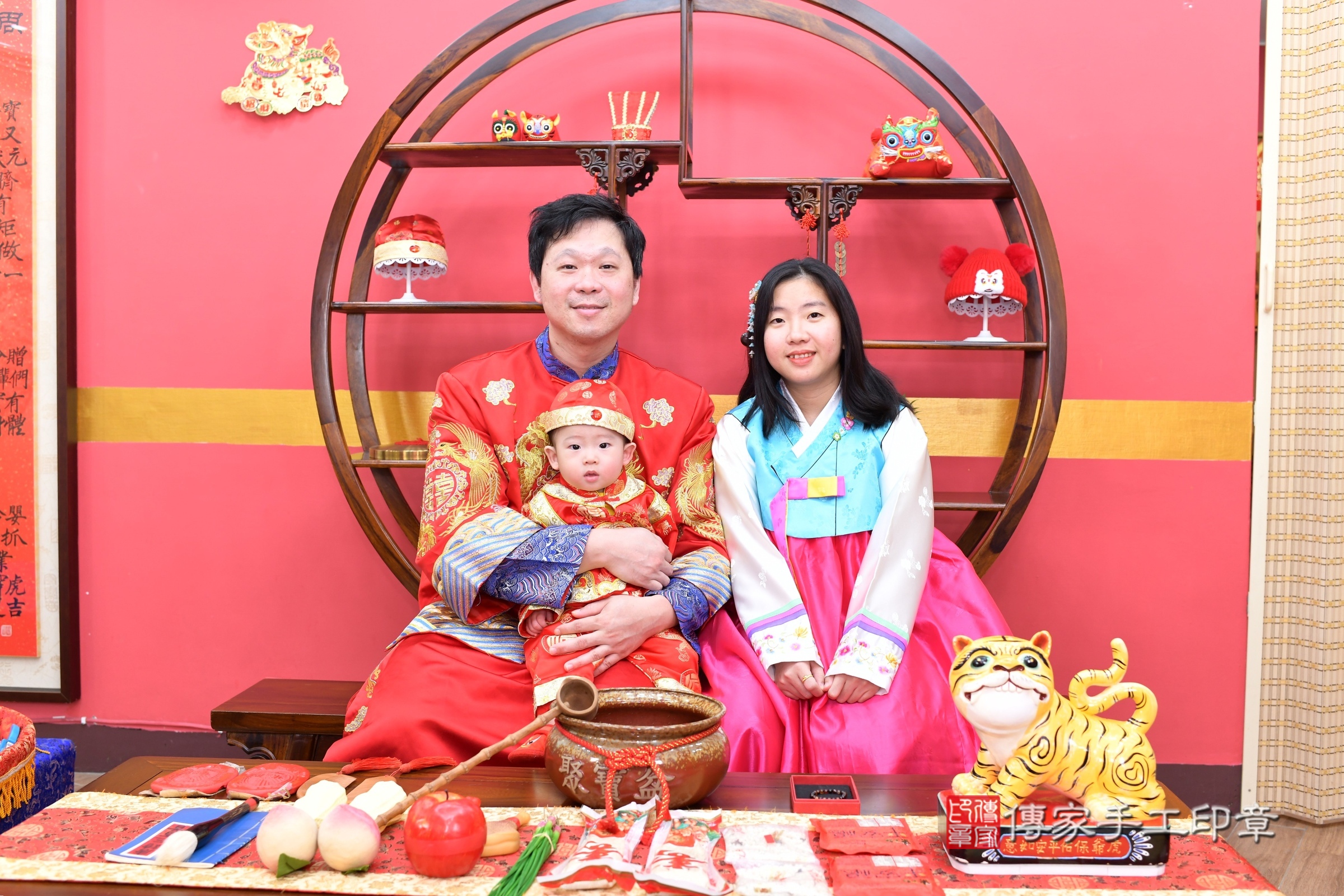 新北市永和區小勛寶寶抓周推薦:傳家新北店抓周度脺中國風會場,嬰兒古禮抓周流程儀式吉祥話、抓周道具物品24種、拍照。抓周證書。2025.6.1,照片2 新北市永和區小勛寶寶抓周推薦:傳家新北店抓周度脺中國風會場,嬰兒古禮抓周流程儀式吉祥話、抓周道具物品24種、拍照。抓周證書。2025.6.1,照片2