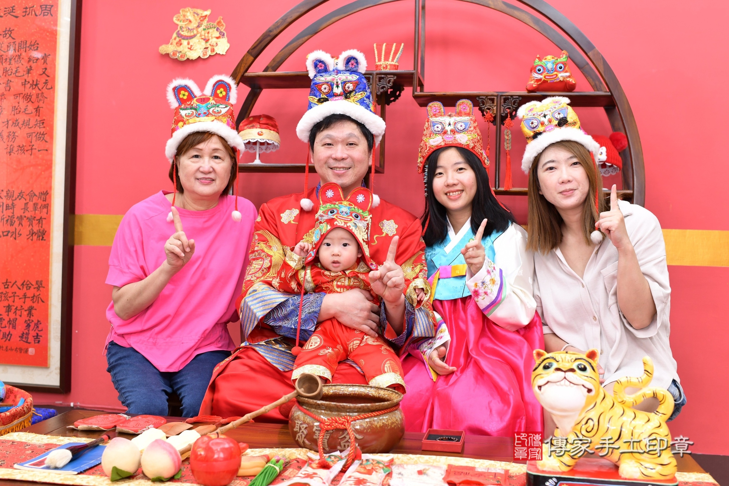 新北市永和區小勛寶寶抓周推薦:傳家新北店抓周度脺中國風會場,嬰兒古禮抓周流程儀式吉祥話、抓周道具物品24種、拍照。抓周證書。2025.6.1,照片19 新北市永和區小勛寶寶抓周推薦:傳家新北店抓周度脺中國風會場,嬰兒古禮抓周流程儀式吉祥話、抓周道具物品24種、拍照。抓周證書。2025.6.1,照片19