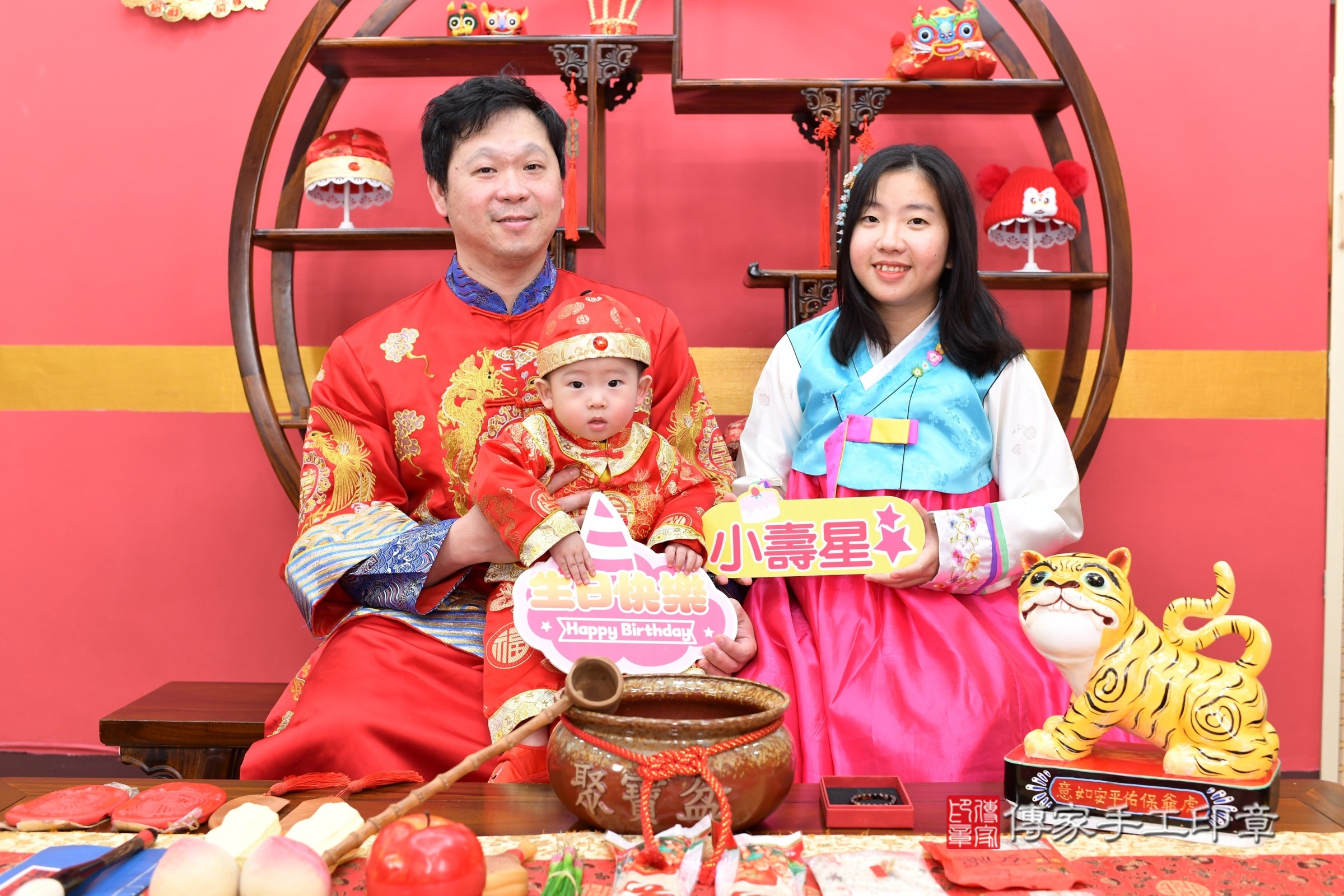 新北市永和區小勛寶寶抓周推薦：傳家新北店抓周度脺中國風會場，嬰兒古禮抓周流程儀式吉祥話、抓周道具物品24種、拍照。抓周證書。2025.6.1，照片1