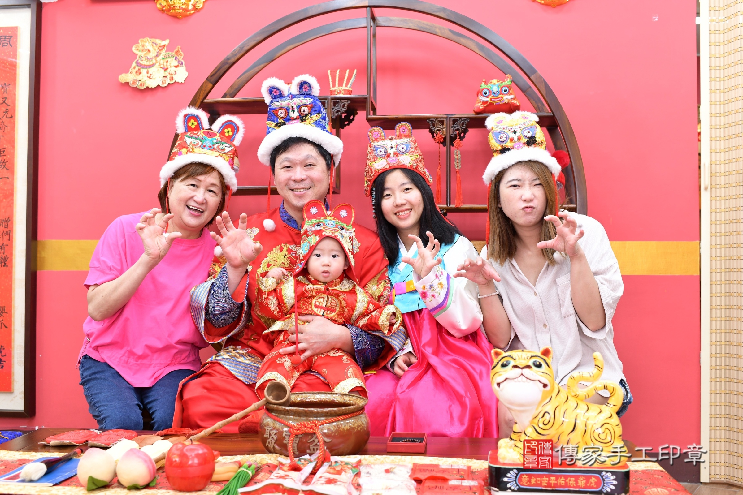 新北市永和區小勛寶寶抓周推薦:傳家新北店抓周度脺中國風會場,嬰兒古禮抓周流程儀式吉祥話、抓周道具物品24種、拍照。抓周證書。2025.6.1,照片18 新北市永和區小勛寶寶抓周推薦:傳家新北店抓周度脺中國風會場,嬰兒古禮抓周流程儀式吉祥話、抓周道具物品24種、拍照。抓周證書。2025.6.1,照片18