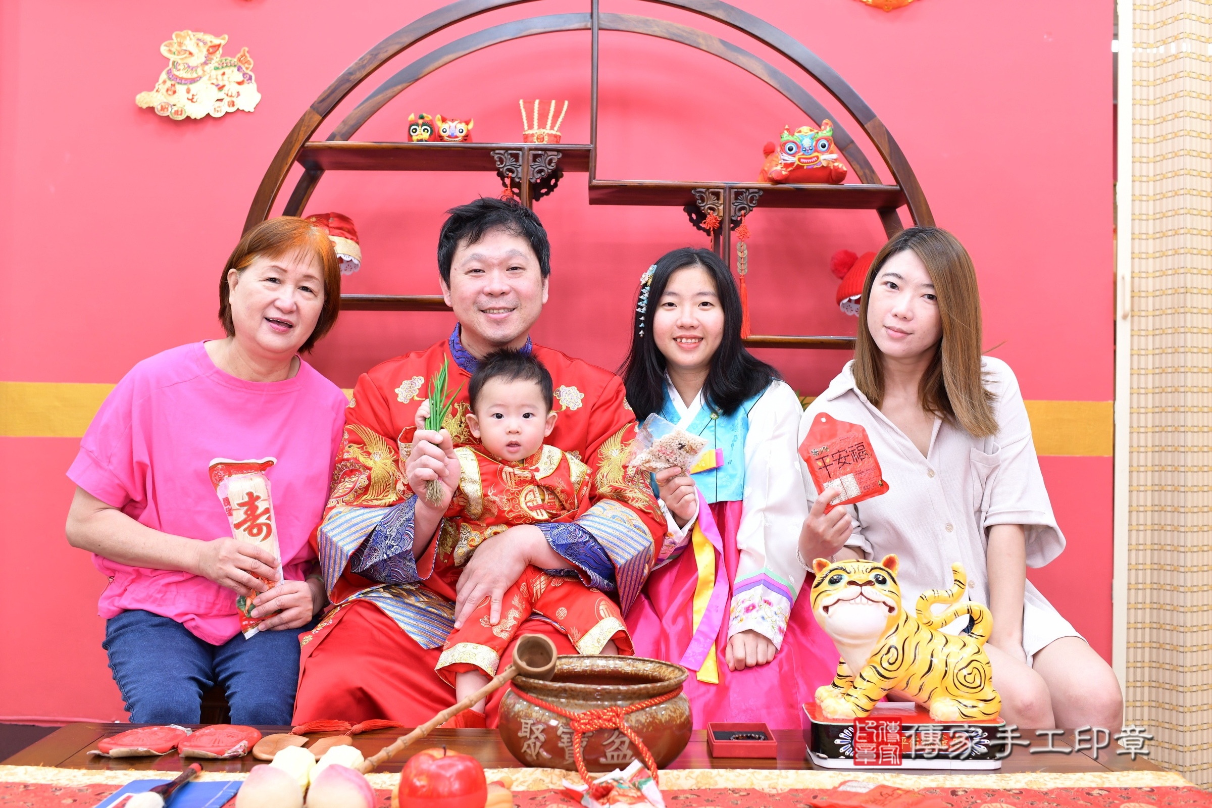 新北市永和區小勛寶寶抓周推薦:傳家新北店抓周度脺中國風會場,嬰兒古禮抓周流程儀式吉祥話、抓周道具物品24種、拍照。抓周證書。2025.6.1,照片16 新北市永和區小勛寶寶抓周推薦:傳家新北店抓周度脺中國風會場,嬰兒古禮抓周流程儀式吉祥話、抓周道具物品24種、拍照。抓周證書。2025.6.1,照片16