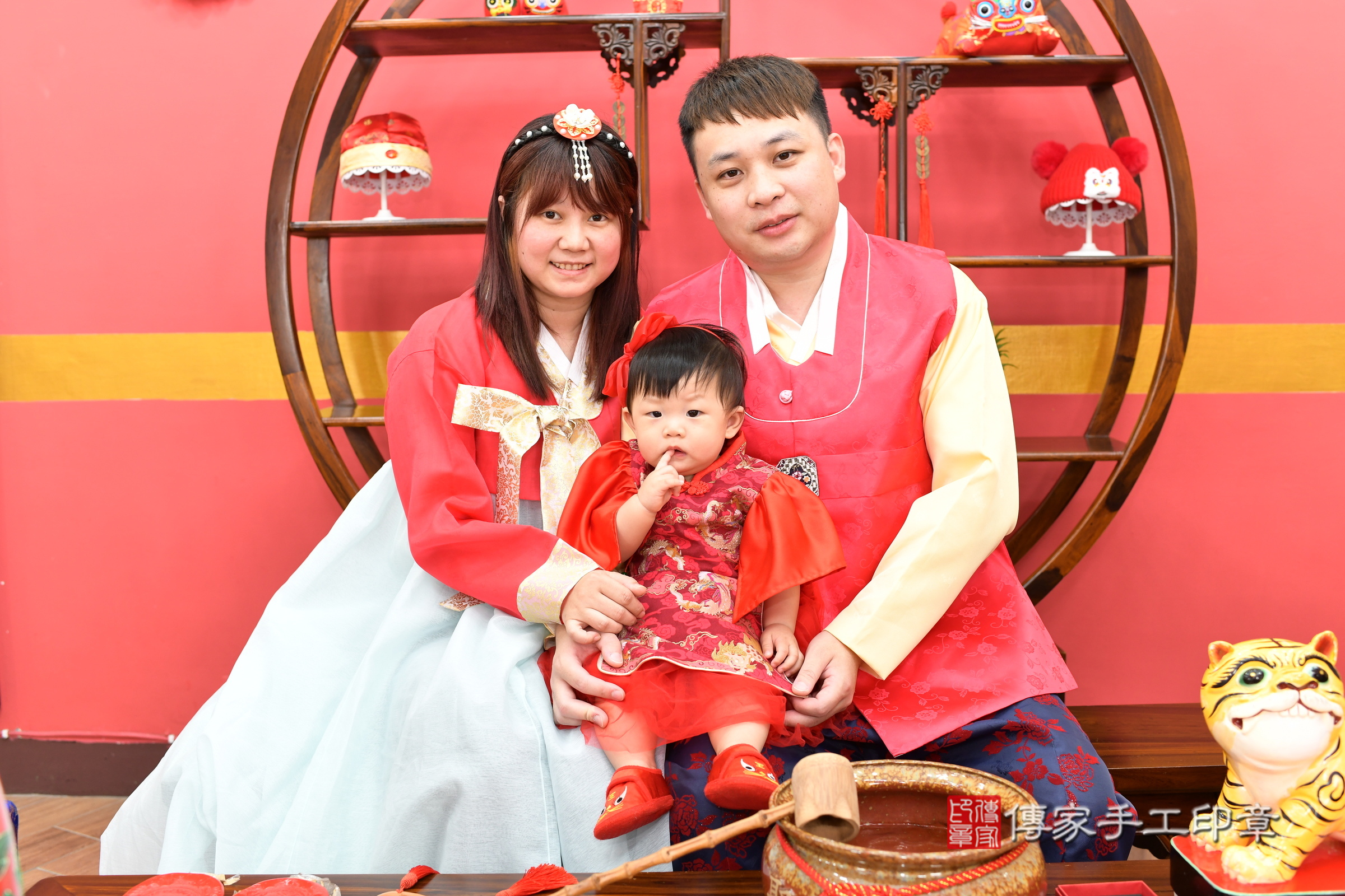 新北市永和區小頡寶寶抓周推薦：傳家新北店抓周度脺中國風會場，嬰兒古禮抓周流程儀式吉祥話、抓周道具物品24種、拍照。抓周證書。2025.6.1，照片1