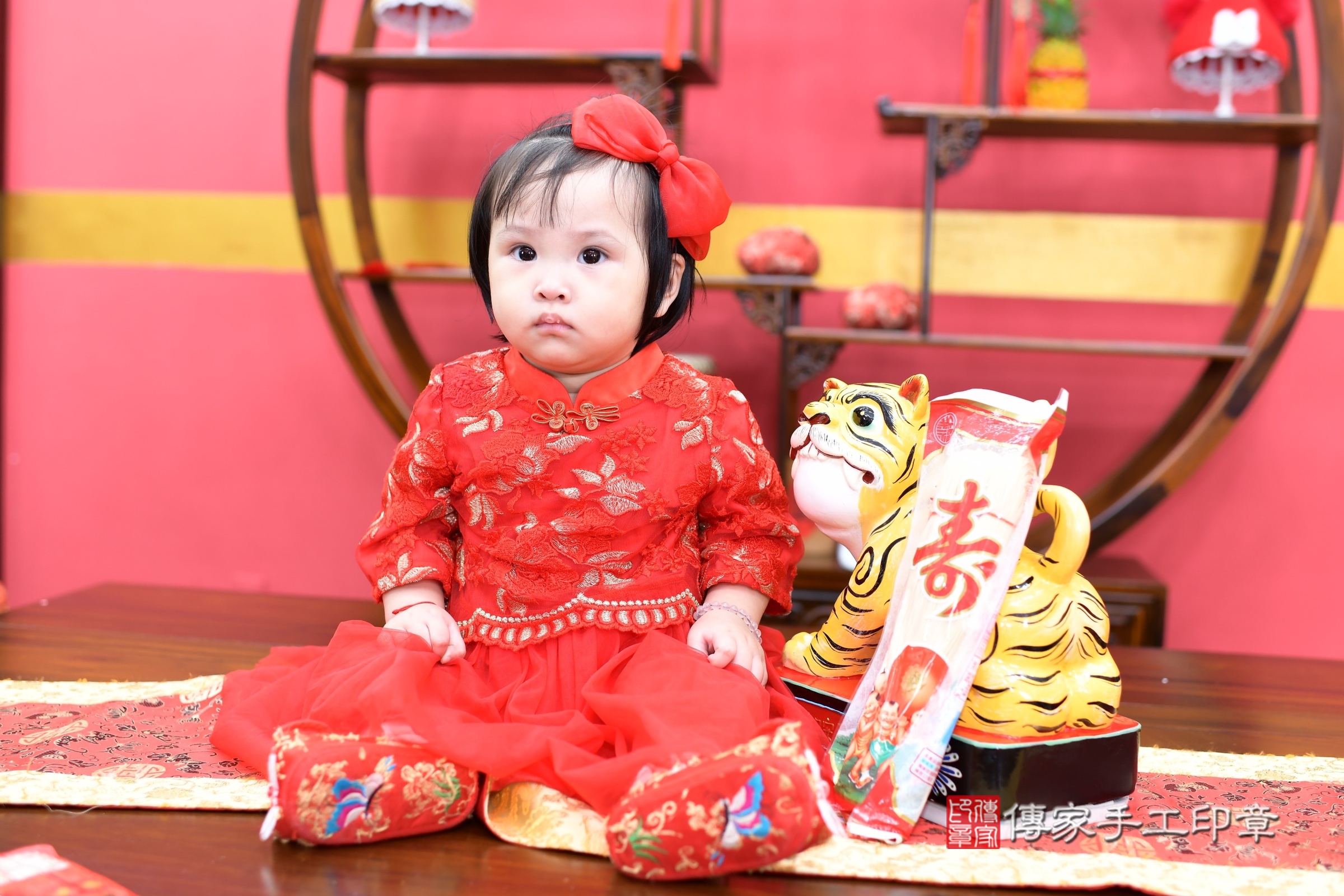 新北市永和區霏霏寶寶抓周推薦：傳家新北店抓周度脺中國風會場，嬰兒古禮抓周流程儀式吉祥話、抓周道具物品24種、拍照。抓周證書。2025.6.4，照片1