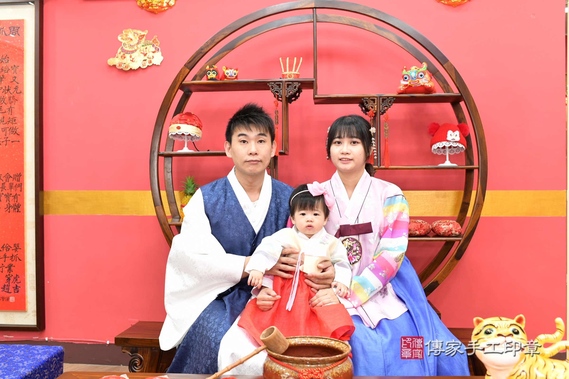 新北市永和區蕎蕎寶寶抓周推薦：傳家新北店抓周度脺中國風會場，嬰兒古禮抓周流程儀式吉祥話、抓周道具物品24種、拍照。抓周證書。2025.6.15，照片1