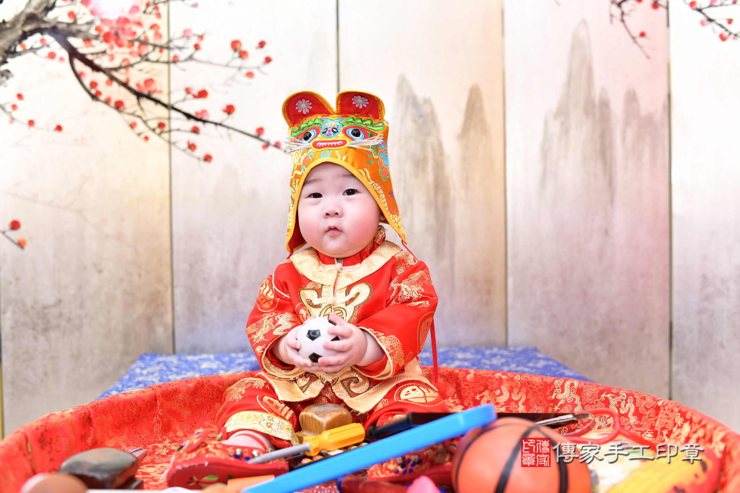 新北市永和區小言寶寶抓周推薦:傳家新北店抓周度脺中國風會場,嬰兒古禮抓周流程儀式吉祥話、抓周道具物品24種、拍照。抓周證書。2025.6.7,照片7 新北市永和區小言寶寶抓周推薦:傳家新北店抓周度脺中國風會場,嬰兒古禮抓周流程儀式吉祥話、抓周道具物品24種、拍照。抓周證書。2025.6.7,照片7