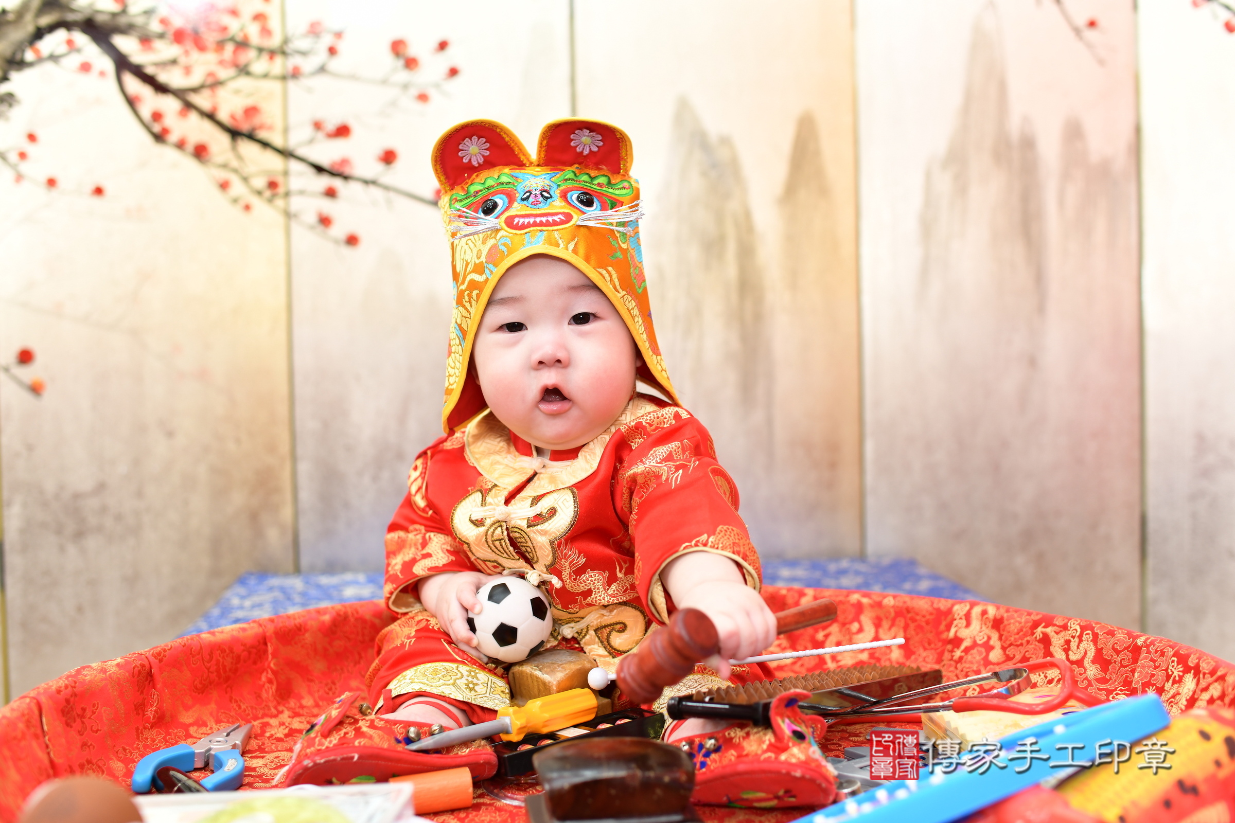 新北市永和區小言寶寶抓周推薦:傳家新北店抓周度脺中國風會場,嬰兒古禮抓周流程儀式吉祥話、抓周道具物品24種、拍照。抓周證書。2025.6.7,照片9 新北市永和區小言寶寶抓周推薦:傳家新北店抓周度脺中國風會場,嬰兒古禮抓周流程儀式吉祥話、抓周道具物品24種、拍照。抓周證書。2025.6.7,照片9