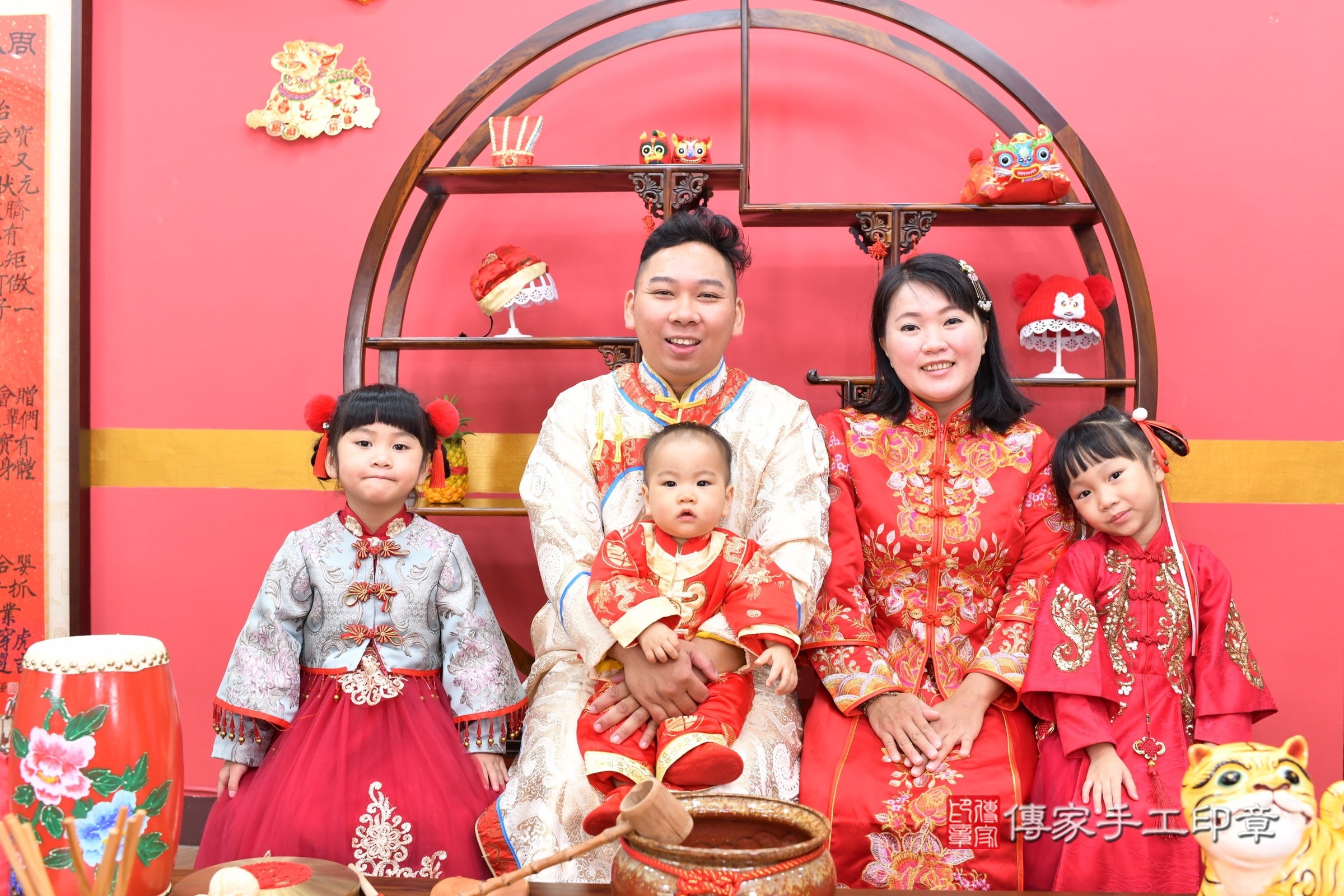 新北市永和區喆喆寶寶抓周推薦：傳家新北店抓周度脺中國風會場，嬰兒古禮抓周流程儀式吉祥話、抓周道具物品24種、拍照。抓周證書。2025.6.22，照片1