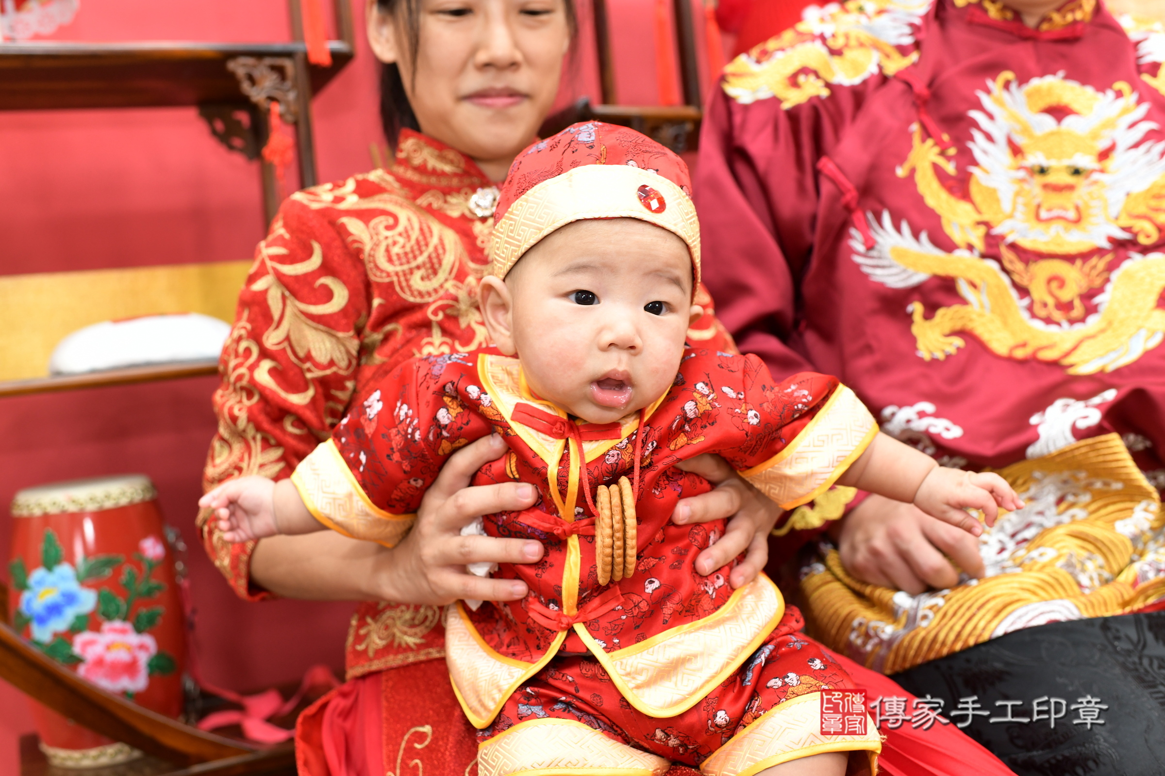 新北市永和區小辰寶寶收涎推薦:傳家新北店收涎中國風會場,嬰兒古禮收涎收口水流程儀式、收涎吉祥話、收涎餅乾、收涎拍照。收涎證書。2025.6.23,照片10 新北市永和區小辰寶寶收涎推薦:傳家新北店收涎中國風會場,嬰兒古禮收涎收口水流程儀式、收涎吉祥話、收涎餅乾、收涎拍照。收涎證書。2025.6.23,照片10
