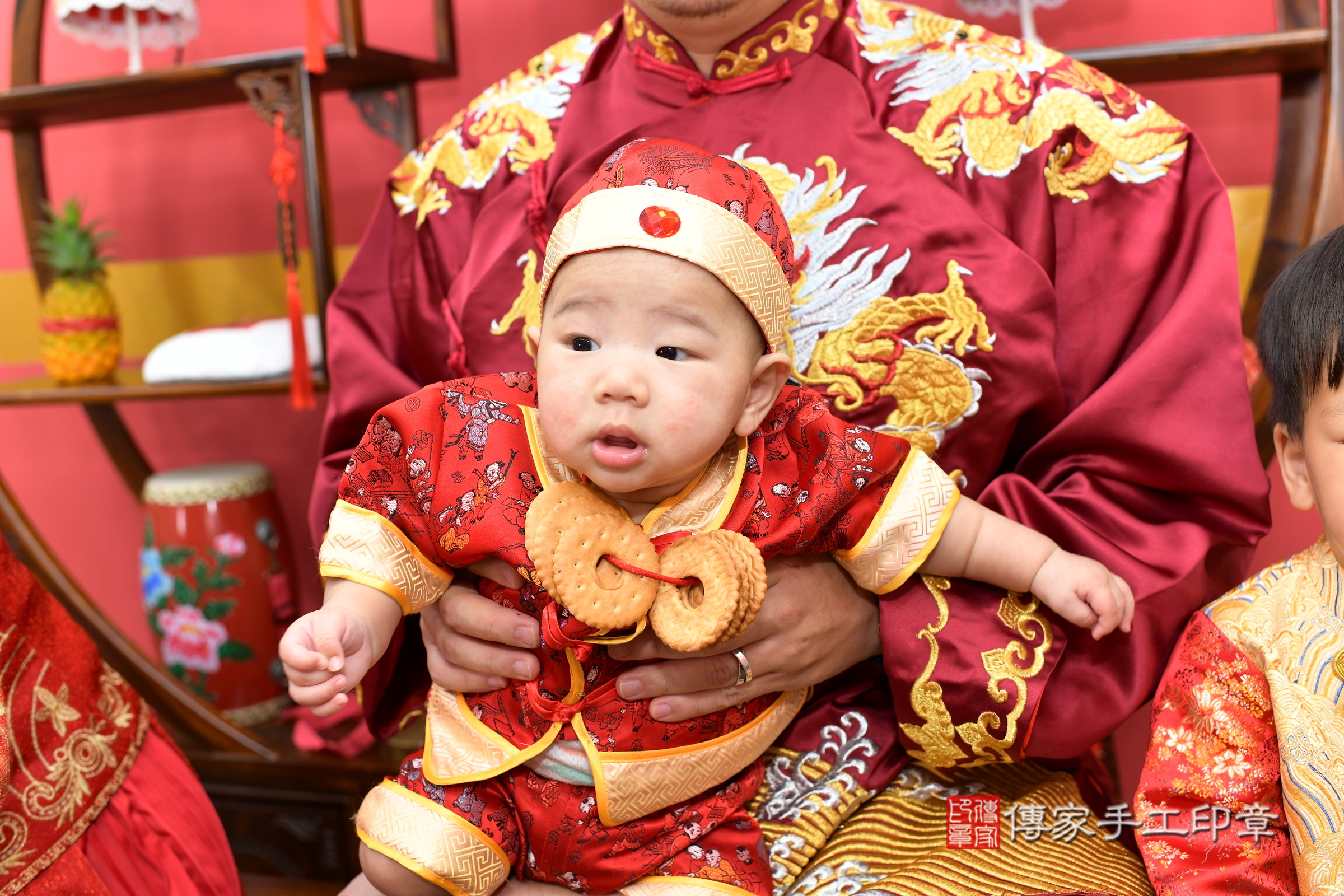 新北市永和區小辰寶寶收涎推薦:傳家新北店收涎中國風會場,嬰兒古禮收涎收口水流程儀式、收涎吉祥話、收涎餅乾、收涎拍照。收涎證書。2025.6.23,照片9 新北市永和區小辰寶寶收涎推薦:傳家新北店收涎中國風會場,嬰兒古禮收涎收口水流程儀式、收涎吉祥話、收涎餅乾、收涎拍照。收涎證書。2025.6.23,照片9