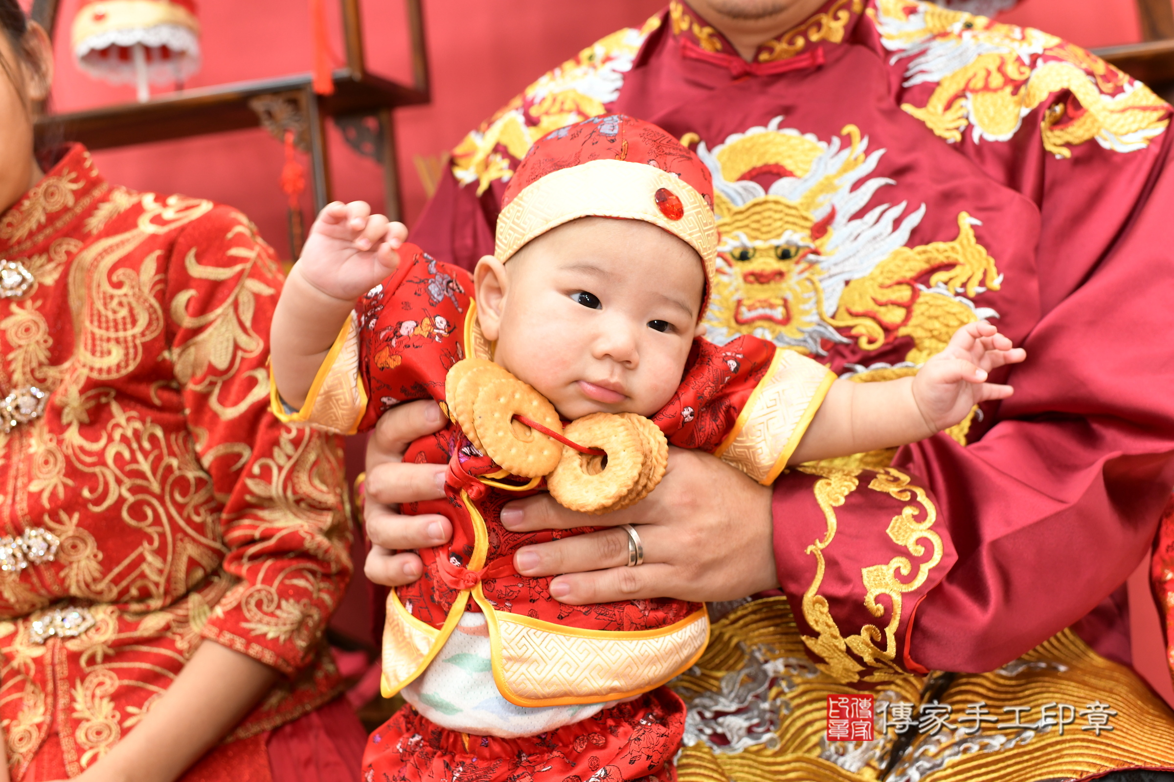 新北市永和區小辰寶寶收涎推薦:傳家新北店收涎中國風會場,嬰兒古禮收涎收口水流程儀式、收涎吉祥話、收涎餅乾、收涎拍照。收涎證書。2025.6.23,照片8 新北市永和區小辰寶寶收涎推薦:傳家新北店收涎中國風會場,嬰兒古禮收涎收口水流程儀式、收涎吉祥話、收涎餅乾、收涎拍照。收涎證書。2025.6.23,照片8