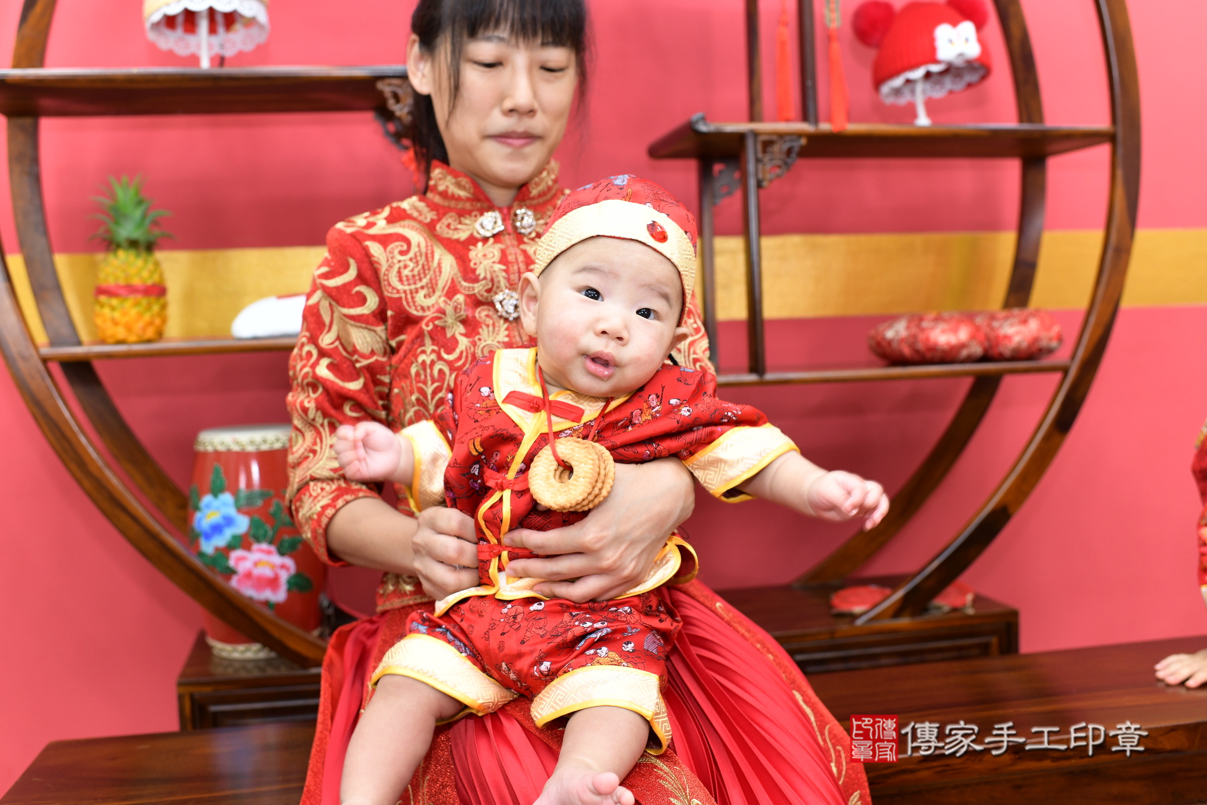 新北市永和區小辰寶寶收涎推薦:傳家新北店收涎中國風會場,嬰兒古禮收涎收口水流程儀式、收涎吉祥話、收涎餅乾、收涎拍照。收涎證書。2025.6.23,照片11 新北市永和區小辰寶寶收涎推薦:傳家新北店收涎中國風會場,嬰兒古禮收涎收口水流程儀式、收涎吉祥話、收涎餅乾、收涎拍照。收涎證書。2025.6.23,照片11