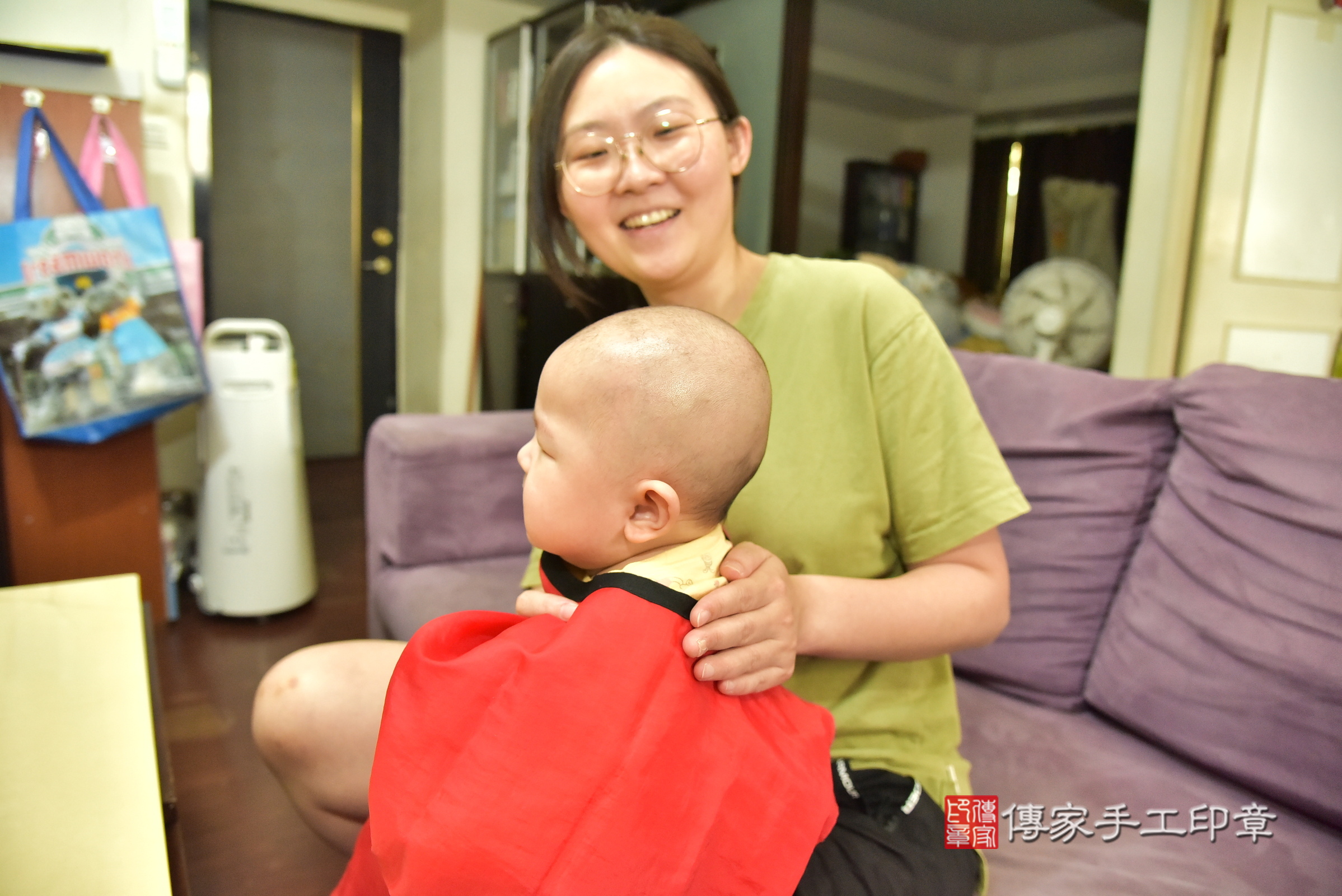 小旭寶寶(新北市新莊區到府嬰兒小旭寶寶滿月剃頭理髮、到府嬰兒剃胎毛儀式吉祥話)。到府剃頭剃胎毛主持、專業拍照、證書。★購買「臍帶章、肚臍章、胎毛筆刷印章」贈送：剃頭、收涎、抓周，三選一。2025.6.14，照片12